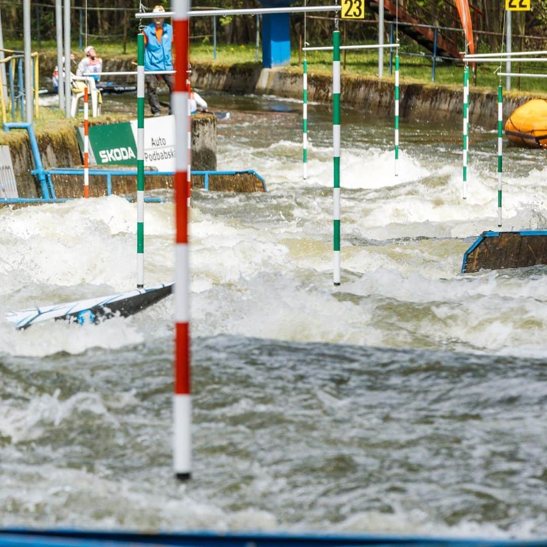 マイケル・ドーソンさんのインスタグラム写真 - (マイケル・ドーソンInstagram)「Spent a great weekend catching up with buddies at Trnavka 🏄🏾‍♀️ Caught a couple of snaps 🫰 watching the action. The level is amazing, really enjoyed spectating some super slick racing at the Czech selections 🙈  #canoekayak」5月8日 3時50分 - mrmikedawson