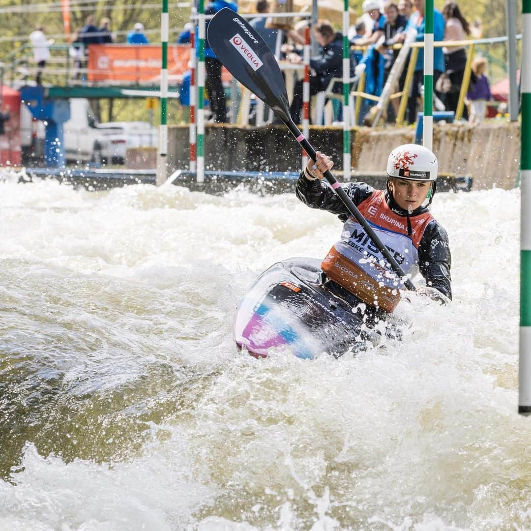 マイケル・ドーソンさんのインスタグラム写真 - (マイケル・ドーソンInstagram)「Spent a great weekend catching up with buddies at Trnavka 🏄🏾‍♀️ Caught a couple of snaps 🫰 watching the action. The level is amazing, really enjoyed spectating some super slick racing at the Czech selections 🙈  #canoekayak」5月8日 3時50分 - mrmikedawson