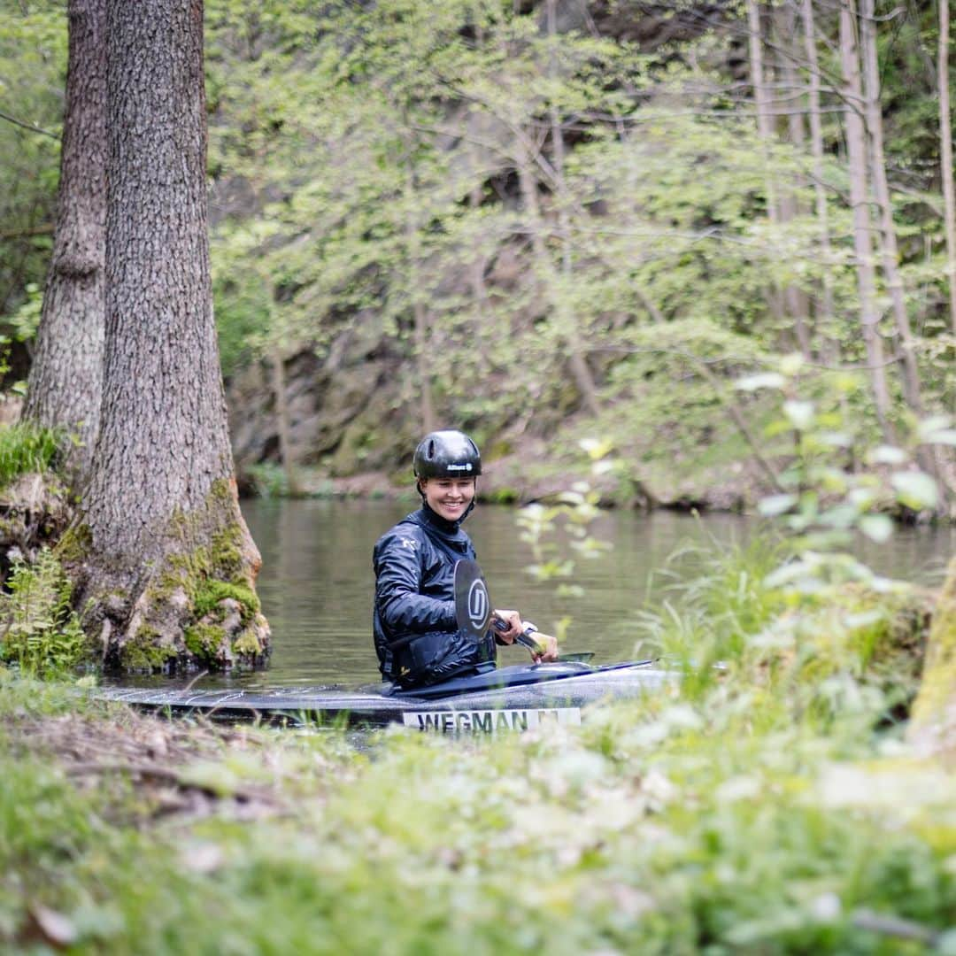 マイケル・ドーソンさんのインスタグラム写真 - (マイケル・ドーソンInstagram)「Spent a great weekend catching up with buddies at Trnavka 🏄🏾‍♀️ Caught a couple of snaps 🫰 watching the action. The level is amazing, really enjoyed spectating some super slick racing at the Czech selections 🙈  #canoekayak」5月8日 3時50分 - mrmikedawson