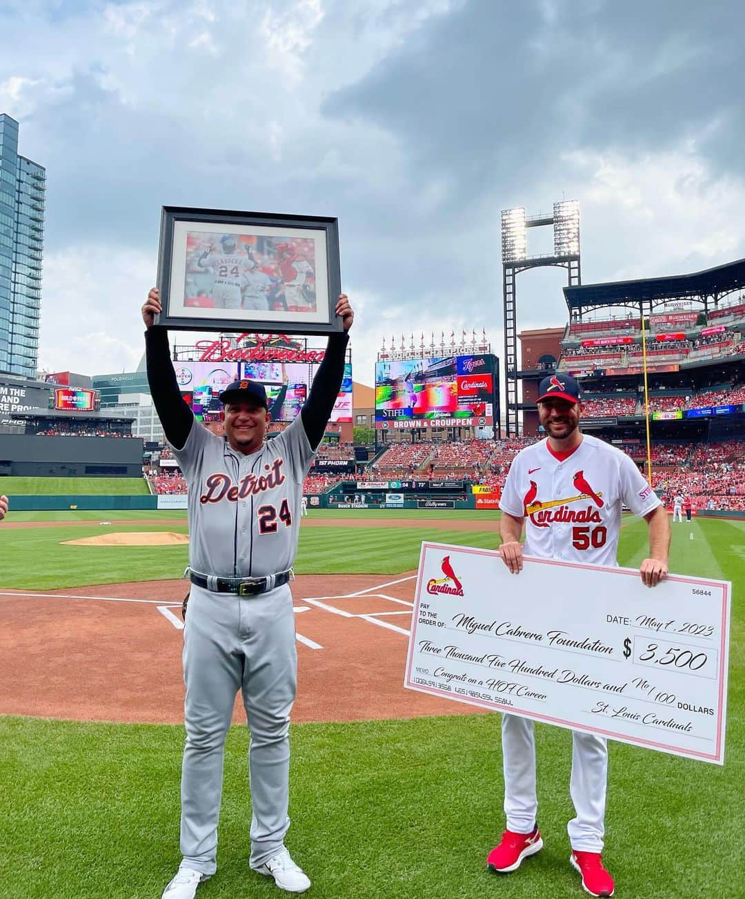 ミゲル・カブレラのインスタグラム：「Before today’s game, @miggy24 received a framed photo of his 400th home run, which he hit at Busch Stadium, as well as a donation to the Miguel Cabrera Foundation. 🙌 #repdetroit」