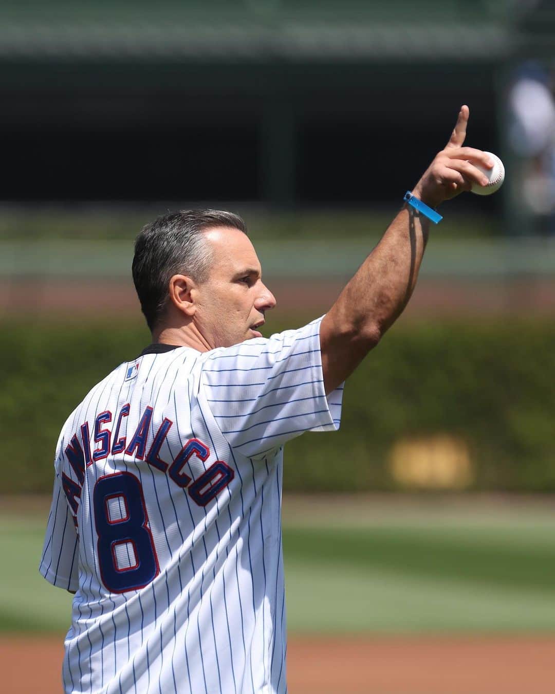 MLBさんのインスタグラム写真 - (MLBInstagram)「@SebastianComedy throws out the 1st pitch at the @Cubs game!」5月8日 3時49分 - mlb
