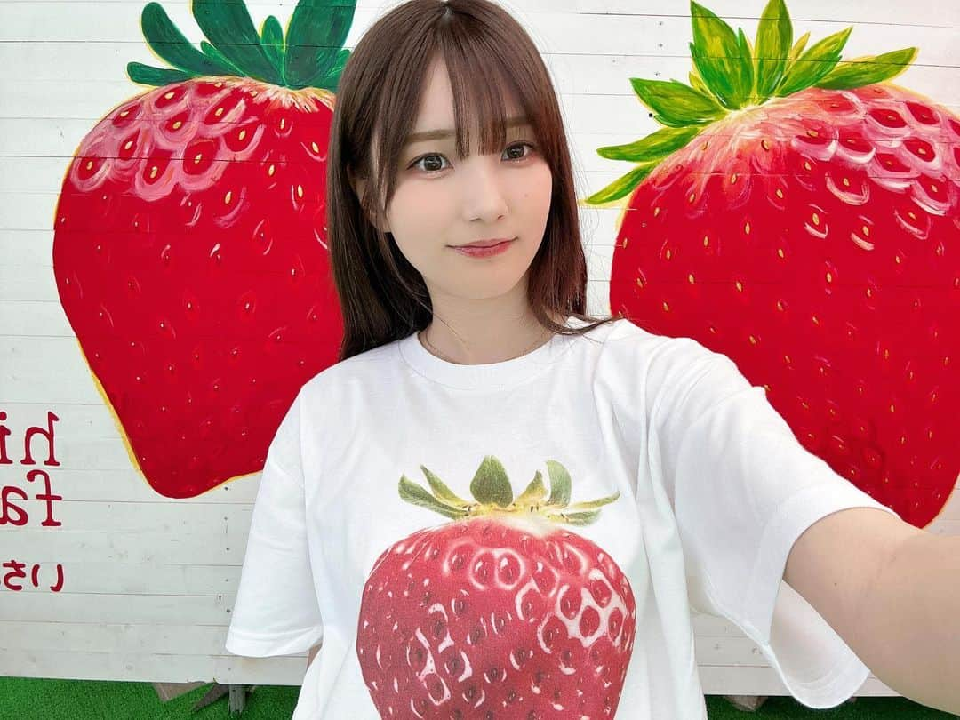 かすのインスタグラム：「. JK組へ 写真ください🍓 . ＃いちご狩り」