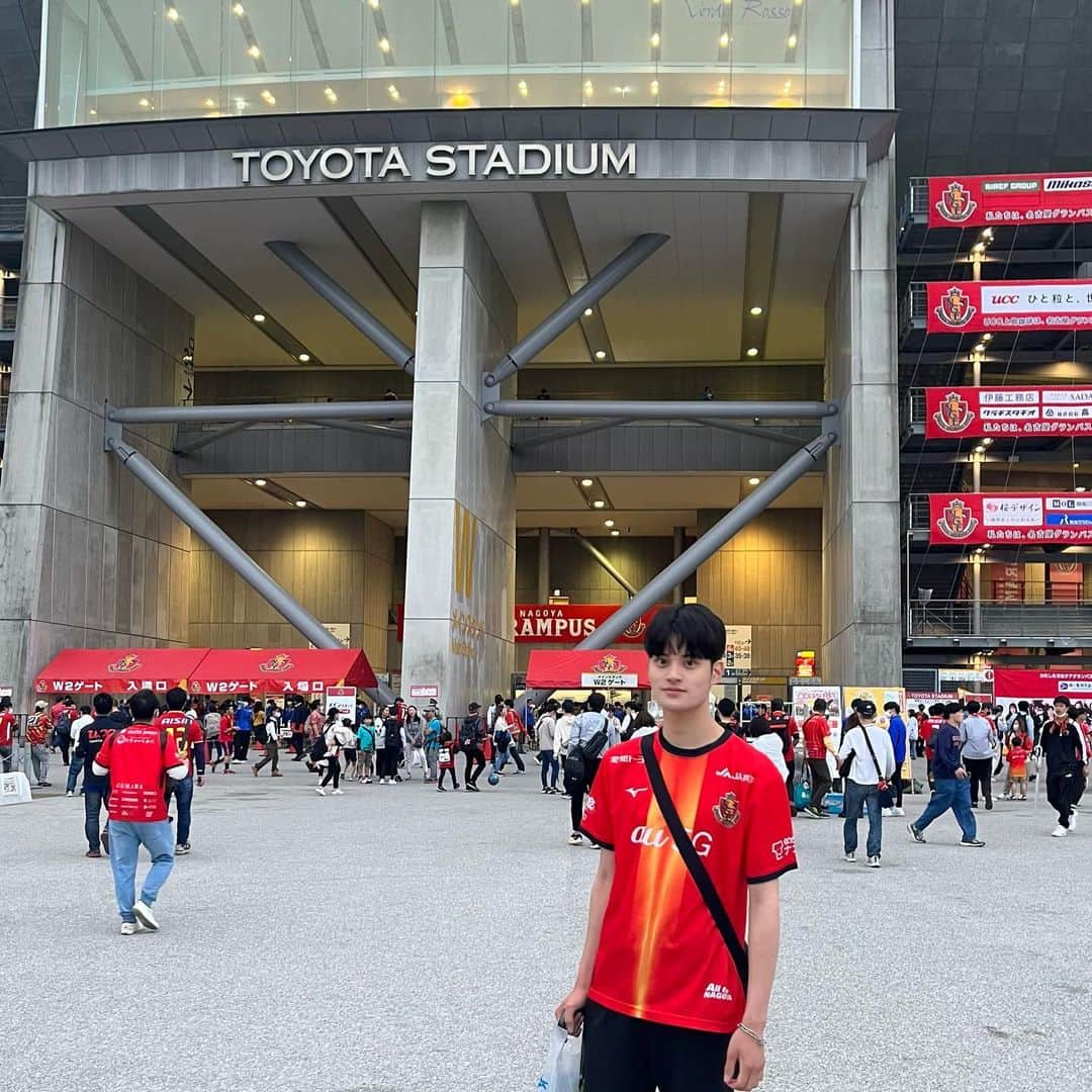 丸田怜音のインスタグラム：「・ いとこと一緒に名古屋グランパスの応援に行ってきました！  初サッカー観戦楽しかった！⚽️  ・ ・ ・ ・ ・ #名古屋グランパス  #サッカー #豊田スタジアム  #04」