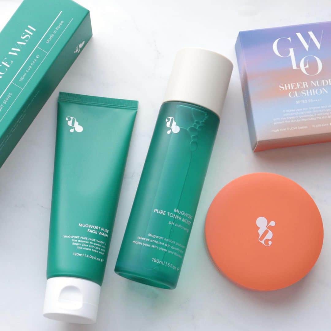 のインスタグラム：「. . mgb skinの新作良すぎた💚 元々好きで色々使ったことあったんだけど 先日のPOP UPで先行発売していた 新作たちもどれも優秀◎ もうすでにオンラインでは買えますっ！！  ✔︎mgb skin MUGWORT PURE FACE WASH ¥2,300  mbg snikの大人気ライン、マグワート！ マグワートとは、カワラヨモギのことで その洗顔が登場🫧少しグリーンがかった 洗顔料で、泡立てるともちっとした泡に◎  洗い上がりはすっきり感があるんだけど まったく突っ張らず潤いも感じられて👏🏻 不思議な感覚✨（インスタに書かれていた 商品説明見て、そんなことある？って 思ったけど本当にそうでした！！！）  暑い時期の皮脂が気になる時にも 冬の乾燥が気になる時にも、季節や肌状態 問わずおすすめ🌿あと男性もぴったりだと 思うので家族やパートナーとのシェアも◎  ✔︎ MUGWORT PURE TONER MOIST ¥3,300  mgb skinで大人気の化粧水の高保湿ver🤍 定番の方はさらっとしたテクスチャーで 軽めの使い心地、今回のモイストタイプは とろみのあるテクスチャーで比較すると 重めの使用感🌿なので、定番を朝に モイストを夜に使うのもアリみたいっ しっかり重めのテクスチャーで、保湿力を 求める方にはこちらの新作がぴったり☺️✨  ✔︎ GLOW SHEER NUDE CUSHION SPF50 PA ++++ ¥3,630  GW中もずっと持ち運んでいたこちら🧡 mbgにあるイエローのパケの日焼け止め クッションより少しコンパクトサイズ！ CCクッションで下地としても日中の 日焼け止めの塗り直しとしても使えるの！ カバー力はないけど透明感とツヤをプラス💎 これを塗るだけで肌が生き生きとして 見えて、フレッシュ感アップ◎ カバー力がないからこそ、厚塗り感とか 作り込んでいる感じがでないのが良いっ👏🏻  日中に日焼け止めの塗り直しとして 使うとツヤと立体感が復活するの🔥 顔が元気になるので、1つで色んな役目を◎ この夏持ち運び必須アイテム❣️推し❤️‍🔥  #mgbskin#megoodbeauty#化粧水#スキンケア#洗顔#洗顔料#乾燥肌#敏感肌#クッションファンデ#日焼け止め#紫外線対策#新作コスメ#新作スキンケア」