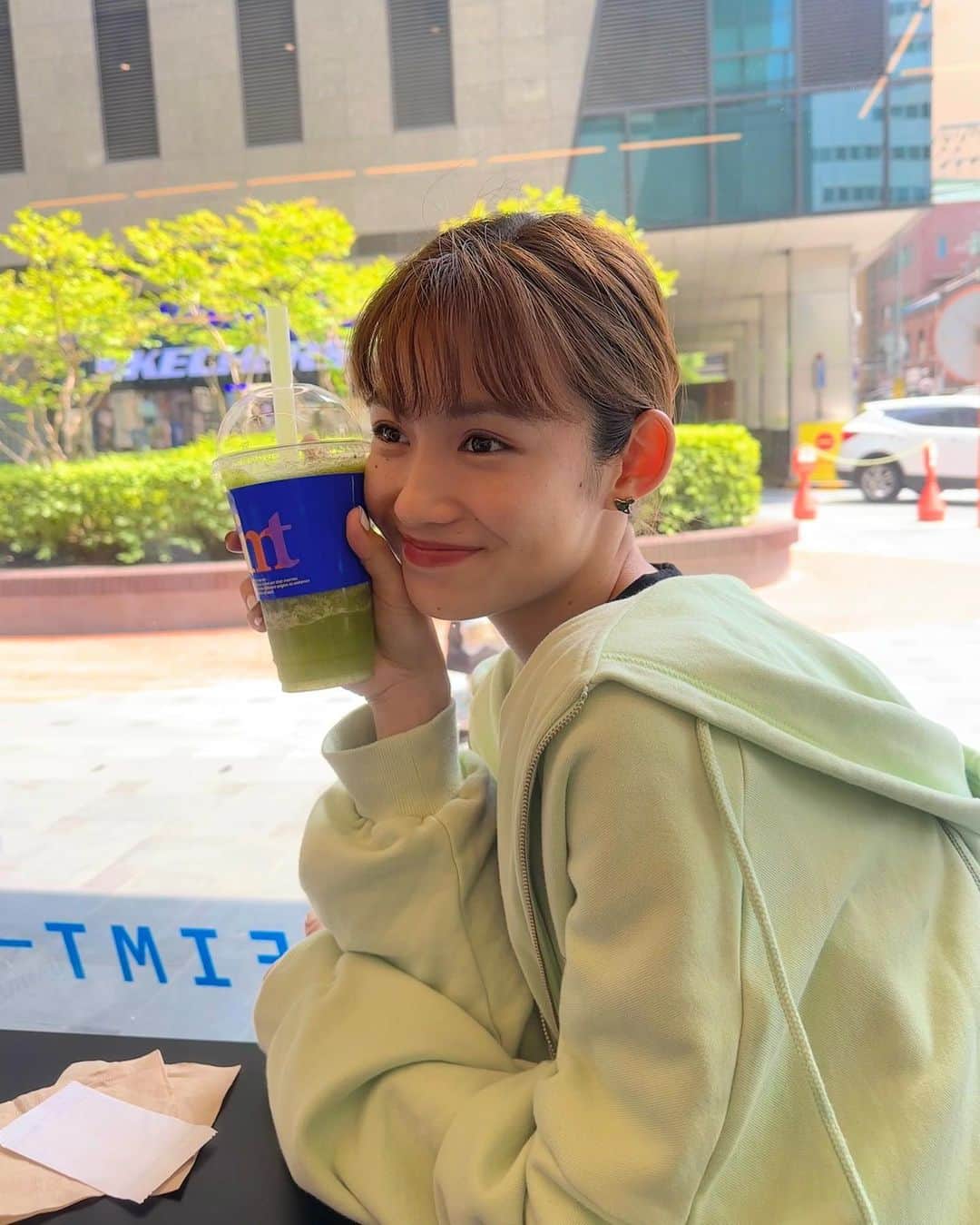 脇あかりさんのインスタグラム写真 - (脇あかりInstagram)「GWが終わりますが🔚 どこかお出かけしましたか？？  私は、ちょっと前に韓国へ🇰🇷行ってきました🥹💗 プライベートでは、初海外〜 そして初、韓国🫰🏻 自粛前までは、日本がいい〜日本がいい〜絶対日本からでらん！！って言ってたのに🤣  買ったもの全部取られたり🤣笑 入国できず、違う部屋に連れて行かれたり🤣笑 そんなこんなで、嫌になってたんですよ笑  でも、海外なんて、 ハプニングは、つきものよね笑  でね、1人で、飛行機乗って😭 無事に行けたの😭飛行機の中、日本語伝わらんくて、おわた🫨ってなってたけど…笑  🇰🇷それはそれは、楽しすぎましたよ🫰🏻  沢山食べて、沢山カフェ行って、沢山歩いて、沢山コスメ買って、幸せだったさ🥰🥰🥰　　  とりあえず、今週、インスタupしまくるね☺️💗🫰🏻  #gw #ゴールデンウィーク #韓国　#한국 #明洞　#明洞カフェ #cafeimt #명동　#명동카페 #스무디」5月7日 18時52分 - akari_waki_official