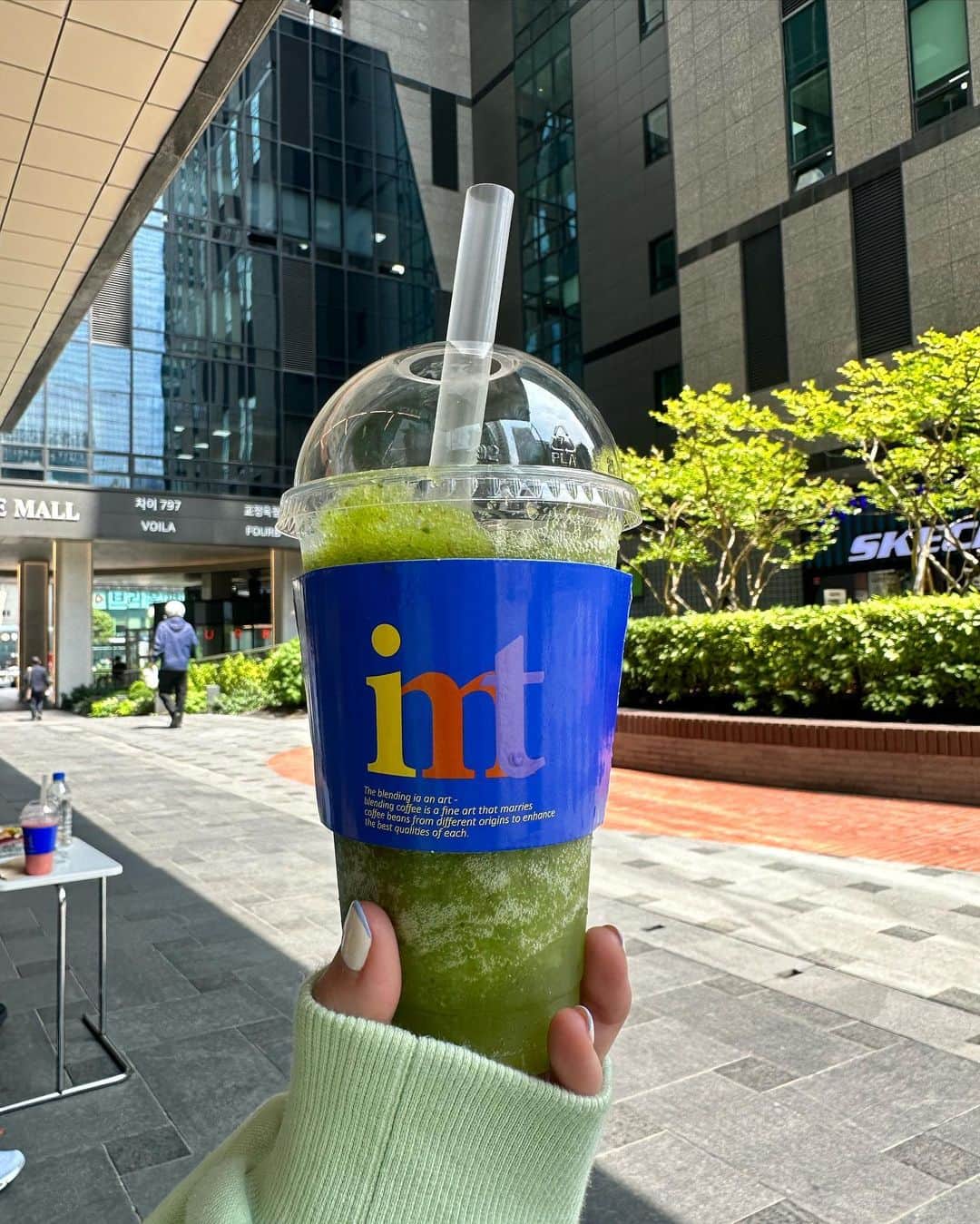 脇あかりさんのインスタグラム写真 - (脇あかりInstagram)「GWが終わりますが🔚 どこかお出かけしましたか？？  私は、ちょっと前に韓国へ🇰🇷行ってきました🥹💗 プライベートでは、初海外〜 そして初、韓国🫰🏻 自粛前までは、日本がいい〜日本がいい〜絶対日本からでらん！！って言ってたのに🤣  買ったもの全部取られたり🤣笑 入国できず、違う部屋に連れて行かれたり🤣笑 そんなこんなで、嫌になってたんですよ笑  でも、海外なんて、 ハプニングは、つきものよね笑  でね、1人で、飛行機乗って😭 無事に行けたの😭飛行機の中、日本語伝わらんくて、おわた🫨ってなってたけど…笑  🇰🇷それはそれは、楽しすぎましたよ🫰🏻  沢山食べて、沢山カフェ行って、沢山歩いて、沢山コスメ買って、幸せだったさ🥰🥰🥰　　  とりあえず、今週、インスタupしまくるね☺️💗🫰🏻  #gw #ゴールデンウィーク #韓国　#한국 #明洞　#明洞カフェ #cafeimt #명동　#명동카페 #스무디」5月7日 18時52分 - akari_waki_official