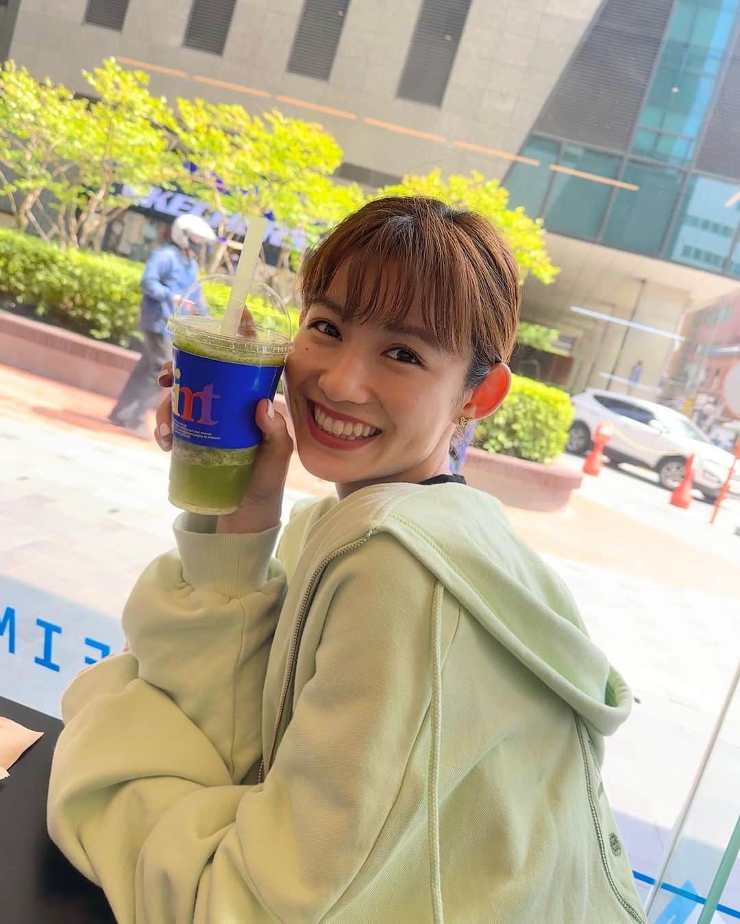 脇あかりさんのインスタグラム写真 - (脇あかりInstagram)「GWが終わりますが🔚 どこかお出かけしましたか？？  私は、ちょっと前に韓国へ🇰🇷行ってきました🥹💗 プライベートでは、初海外〜 そして初、韓国🫰🏻 自粛前までは、日本がいい〜日本がいい〜絶対日本からでらん！！って言ってたのに🤣  買ったもの全部取られたり🤣笑 入国できず、違う部屋に連れて行かれたり🤣笑 そんなこんなで、嫌になってたんですよ笑  でも、海外なんて、 ハプニングは、つきものよね笑  でね、1人で、飛行機乗って😭 無事に行けたの😭飛行機の中、日本語伝わらんくて、おわた🫨ってなってたけど…笑  🇰🇷それはそれは、楽しすぎましたよ🫰🏻  沢山食べて、沢山カフェ行って、沢山歩いて、沢山コスメ買って、幸せだったさ🥰🥰🥰　　  とりあえず、今週、インスタupしまくるね☺️💗🫰🏻  #gw #ゴールデンウィーク #韓国　#한국 #明洞　#明洞カフェ #cafeimt #명동　#명동카페 #스무디」5月7日 18時52分 - akari_waki_official