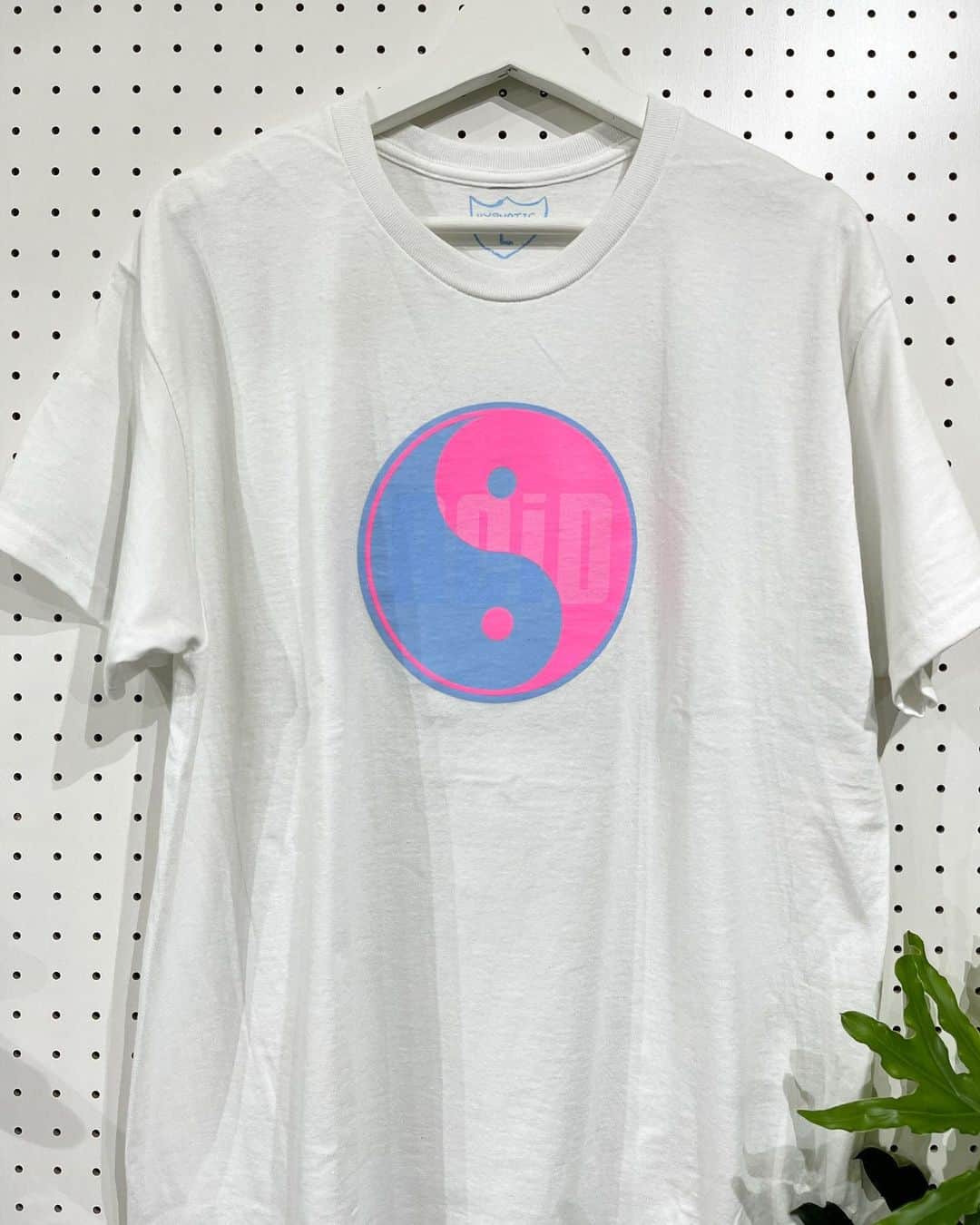 ジャムルのインスタグラム：「HYPNOTIC 陰陽ACID 蓄光 Tシャツ　size/ S. M. L. XL ¥4800 tax in . 先行リリースの缶バッチとロンTも大好評だった陰陽ACIDのTシャツがついに登場です！！  ピンク×水色の陰陽に重ねた蓄光インクのギミックが最高のデザイン！ 光を吸収すると暗闇でACIDマークが怪しく光ります。  シンプルだけど存在感抜群でオススメです。  ＊手刷りによる版のズレや擦れなどがある場合もございます、ご了承ください。 .  WEB SHOPに入荷しております。 是非ご覧ください。 jammru.com  #お問い合わせはお電話で承ります #jammru#hypnotic_club #osaka  #fashion  #streetstyle  #streetfashion  #vtg  #vintage  #used  #usedclothing  #古着 #古着屋 #ファッション #70s #80s #90s」