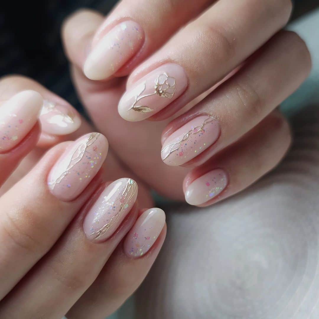 Yingのインスタグラム：「Base colour: PREGEL MUSE M1046 + M1047 Glitter: PREMDOLL B37 Chrome art: Bettygel Non Wipe Art Deco Gel and PREANFA Mirror Powder Champagne  SHOP: @nailwonderlandsg www.nailwonderland.com」