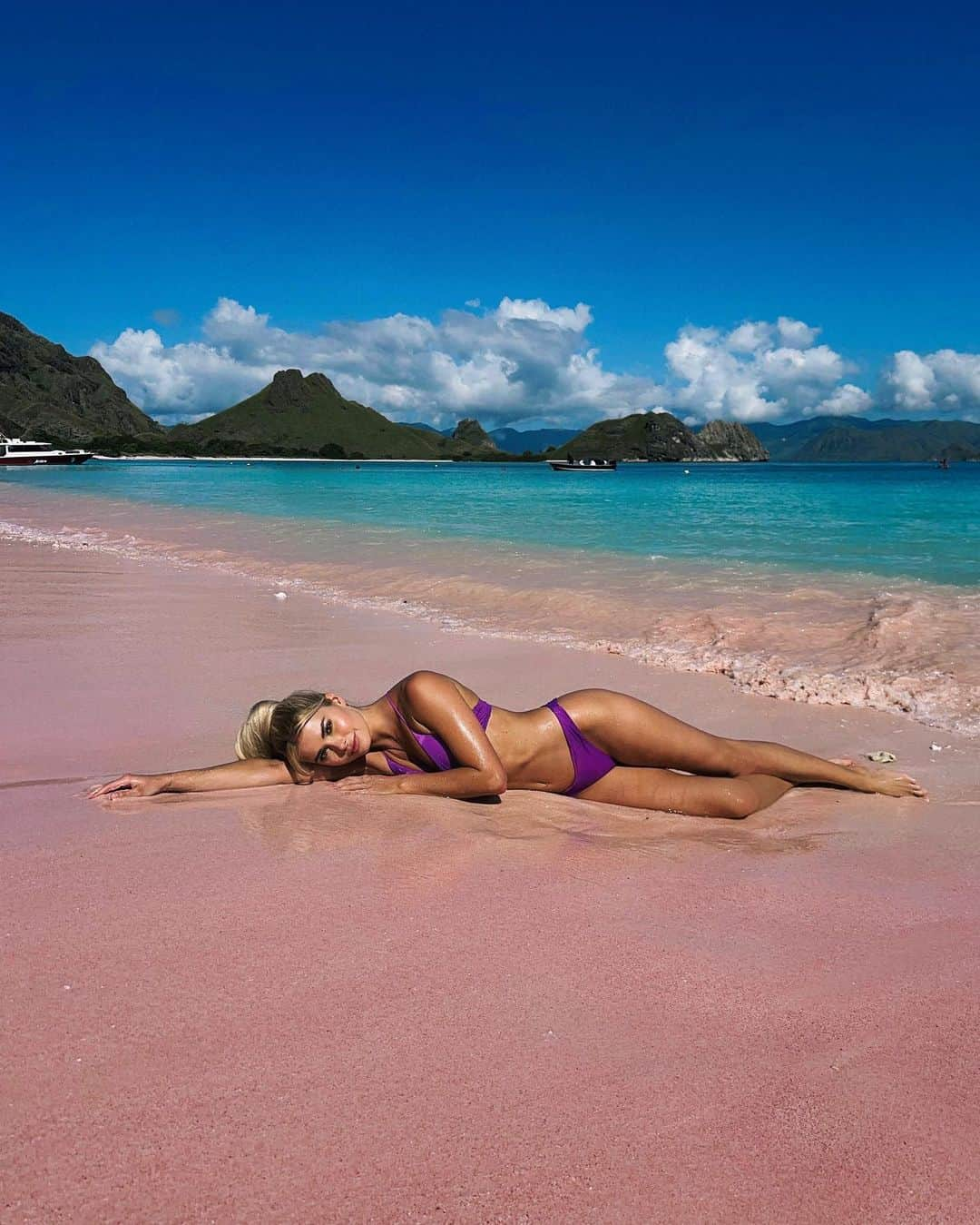 パメラ・ライフさんのインスタグラム写真 - (パメラ・ライフInstagram)「pink sand 🌊 one of the 7 beaches in the world! did you know we have that on our planet? 🕵🏼‍♀️ wishing you a relaxed Sunday and taking this as a reminder for myself as well 😂 xxx」5月7日 18時56分 - pamela_rf