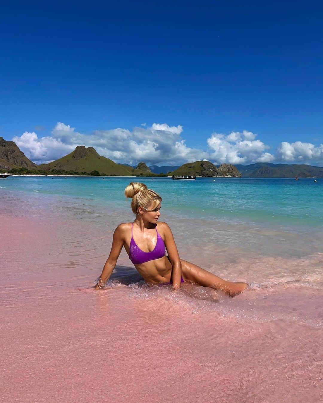パメラ・ライフさんのインスタグラム写真 - (パメラ・ライフInstagram)「pink sand 🌊 one of the 7 beaches in the world! did you know we have that on our planet? 🕵🏼‍♀️ wishing you a relaxed Sunday and taking this as a reminder for myself as well 😂 xxx」5月7日 18時56分 - pamela_rf
