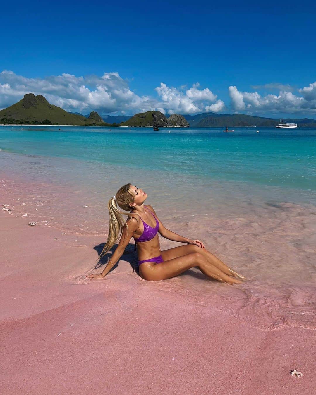 パメラ・ライフさんのインスタグラム写真 - (パメラ・ライフInstagram)「pink sand 🌊 one of the 7 beaches in the world! did you know we have that on our planet? 🕵🏼‍♀️ wishing you a relaxed Sunday and taking this as a reminder for myself as well 😂 xxx」5月7日 18時56分 - pamela_rf