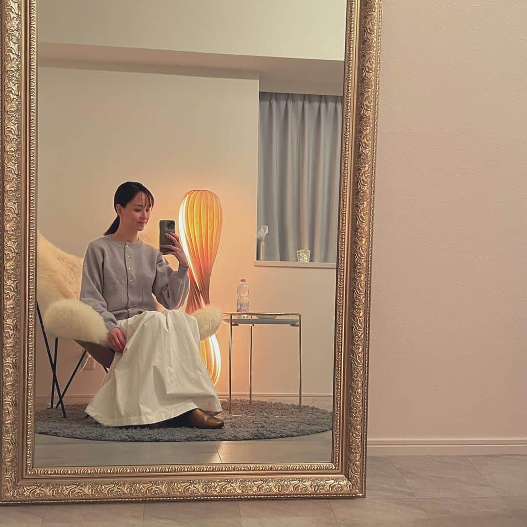 乙黒えりのインスタグラム：「骨洗い🦴リンパドレナージュ💆‍♀️日本一の体液エステです☺️ なんのこっちゃ？って思ってる人、ぜひ体験してみてください！ もう　@chihiro_flot なしでは生きていけなくなるよ😆　特にむくみが気になる女子、寝ても疲れが取れないママたち🤱原因は、体液の循環が滞っているからかもしれない。  専用のアロマオイルを使って、根こそぎ毒素とむくみを流してくれます‼️ 表裏面全て流していくので、その後1週間くらい羽根が生えたように軽くなり(今までどれだけ重かったの😂)疲れの取れ方も素晴らしいし、運動も一緒にやっていけば代謝が絶対上がる気がする！ 最初は2週間に一回通って流れてきたら、後は月に一回くらいです。 発汗タイムがあるのですっぴんで行くことをお勧めします❗️  #骨洗い　🦴 #リンパドレナージュ#体液エステ#アロマ#むくむ取り#疲れ#疲労回復#癒し#ご褒美#ご褒美タイム#ママ#ママケア」