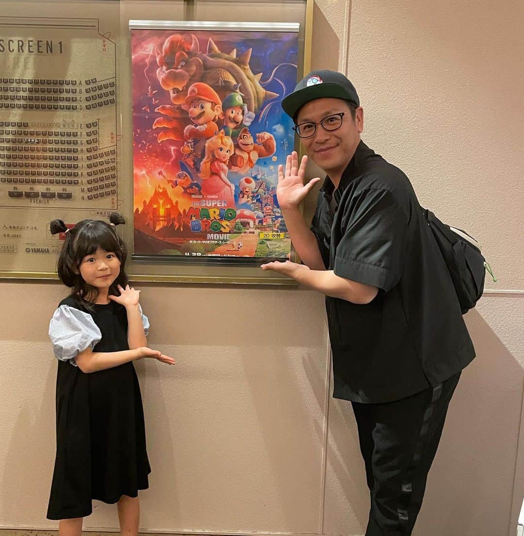 川島章良のインスタグラム：「. . . ゴールデンウィーク最終日ということで  なっちゃんときっぺいくんはまだ風邪気味なので  きあちゃんとスーパーマリオの映画観てきました。  姪っ子ちゃんも一緒に行ってきました。 きあちゃん大好きな姪っ子ちゃん。  事前に予約しておいてよかったぁー。  満席でした。  めっちゃ良かった。  笑うとこともあり。  大人から子供まで大満足！！  #映画 #デート #スーパーマリオ  #メガネ #bjclassiccollection」
