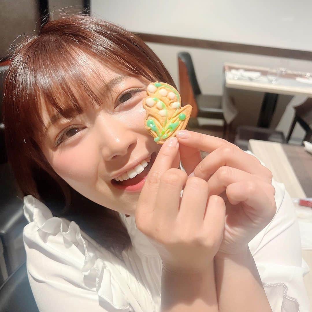 山内鈴蘭のインスタグラム：「鈴蘭のクッキー可愛くない？😍 GWは大好きなイタリアンでディナー🍷2.5時間、ほぼゴルフの話。笑笑  @belemoco に行って来たよ！  今回はシェフおまかせの 豪華ベル フィオーレコース🌸  鰌のフリット つぶ貝と茄子のパスタ風仕立て 大トロとキャビア〜ヤングコーンのヒゲを添えて〜 白海老と牡丹海老のオイルパスタ 幻のキノコと白身魚〜サザエ出汁スープと共に〜 A5ランク黒毛和牛の低温ロースト(写真載せ忘れた🥹) 生ハムとブルーチーズのピザ(写真忘れた🥹) マルゲリータピザ(写真忘れた🥹) 鈴蘭スペシャルデザート盛り合わせ  シャンパン、ワインたらふく飲みましたーーー😆🍷🍾  全部全部、美味しすぎて感動😭 シェフの食材を活かした優しいお料理が大好きなんだ！！！  その日の仕入れによってメニューも変わるし、スプマンテ(シャンパン)とワインもイタリア🇮🇹の厳選されたお酒をご用意🥺  千葉県白井市にあるイタリアンレストランとゴルフスタジオが併設している新しいレストラン【Bel e Moco-ベルエモコ-】でGWラストディナー🥺🌸  5月は【鈴蘭祭り】を開催中なの😍  フランスで人気のイベント「フィット・デュ・ミュゲ」にちなんで、ベルエモコでもオリジナル鈴蘭モチーフのお料理をご提供しています🥰🥰🥰  ちなみに、いつもは賄いを食べるのだけど賄いのクオリティも異常なほど高いから、いつも楽しみなの🤣🤣  リストランテBel e Moco ゴルフスタジオChoco  今後ともよろしくお願い致します🥰  #千葉県 #千葉県グルメ #千葉県白井市 #白井市 #belemoco #ベルエモコ #イタリアン #イタリアンレストラン #千葉グルメ #イタリア料理 #鈴蘭 #クッキー #手作りクッキー #ゴルフスタジオ #ゴルフ #シミュレーションゴルフ #ゴルフ女子 #ゴルフ好きな人と繋がりたい」