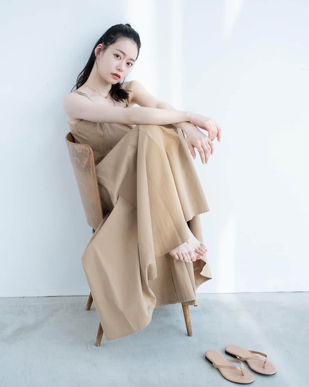 Vannie Officialのインスタグラム：「• VANNIE U 2023 summer COLLECTION • feat.NAGOMI ⁡ ダブルストラップフレアキャミワンピース beige │ black │ red │ ¥5,500 tax in … Design … ・オールシーズン着れる定番キャミワンピース ・裾は前後差のあるフィッシュカット ・たっぷりとボリュームのあるフレアライン ・ダブルストラップデザイン ・肩紐はアジャスター付き ・裏地無しでも透けない通年着れる生地  … Styling … 360度気を抜かないシルエットがこだわりのキャミワンピ。 オールシーズン定番で持っておきたい、 クローゼットに一枚置いておくだけでどの季節にも 着回せる万能アイテムです。 ダブルストラップで顔周りにデザインの変化を、 裾のなだらかなフィッシュカットが個性を演出できるデザイン。 インナーや羽織によってカジュアルにもきれいめにも、 どんなスタイリングにも着こなすことができます。  －シーズン別のオススメコーデ－ spring：ニットカーディガン、ロンT summer：Tシャツ、キャミソール autumn：シアーハイネックインナー、シャツ winter：タートルニット  size 着丈前:108cm 後ろ:115cm  ━━━━━━━━━━━━━━━━━━━━━  透け感：無し 裏地：無し 厚さ：普通 伸縮性：無し 光沢感：無し  ━━━━━━━━━━━━━━━━━━━━━━ ※詳しくは洗濯タグをご確認ください ⁡ @__nagomi32__  ⁡ #vannie_u#ヴァニーユー #zozoでしか買えない」