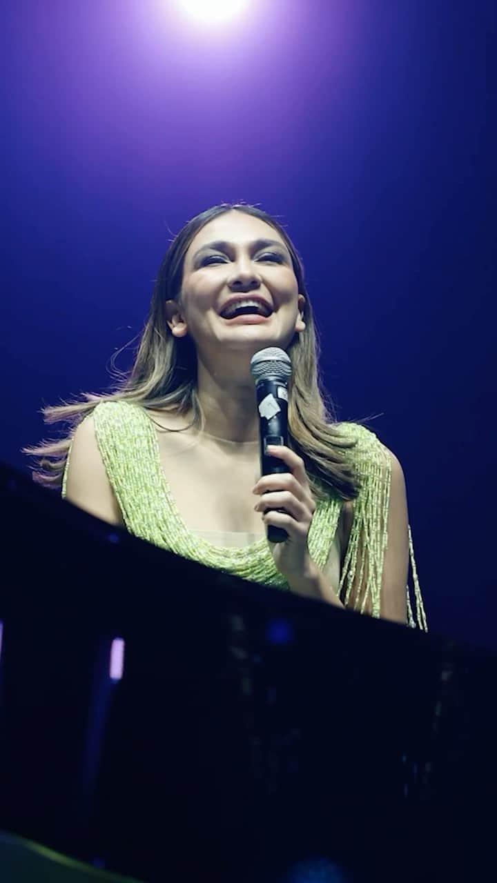 ルナ・マヤのインスタグラム：「Amazing concert @billionsongsofyovie 🫶 Thank You @aldosinarta」