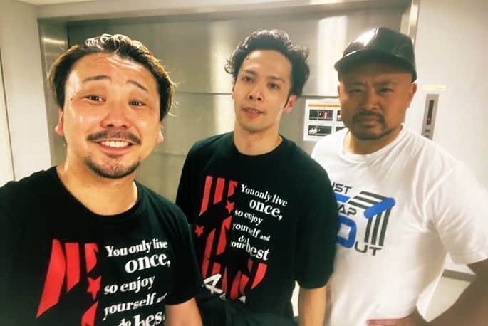 熊野直哉さんのインスタグラム写真 - (熊野直哉Instagram)「ついに、赤間直哉プロレスデビュー‼️  7/17 JUST TAP OUT 後楽園ホール大会にて 正式なデビュー戦が決定しました💪‼️  沢山の応援よろしくお願いいたします！  ---------------------  3.3後楽園ホール大会。JUST TAP  OUTを荒らす、ケンイチ軍団に潜入してブラックチャンゴとして乱入してから数ヶ月。  昨日の5.7横浜大会。 8人タッグマッチとして組まれたものの、ブラックチャンゴにはタッチが回ることもなく、グダグダな介入と連携。  仕舞いには、軍団長のケンイチから暴行を受けることに、、、 怒りMAXになった俺は、マスクを脱いでやった！  小学生の頃にプロレスに憧れて、体格や食の細さで諦めてしまった少年時代。  いまは32歳。プロレスデビューとしては明らかに遅い。 でも、経営やダンスや俳優業の傍ら30才半ばでプロレスデビューの夢を叶えたARA選手とヒロ飯島選手。  デビュー前から共にプロレス練習をしていた先輩達。  先輩の2人が夢を叶えてる姿を見て、やはり心を打たれた でもデビュー発表はSNSで知った。しかも同じくブラックチャンゴからの乱入劇で。  体格も細い俺は、どんな手を使ってもリングに上がってやる！と、同じく卑怯な軍団に潜入したものの。  昨日のグダグダな連携、対して先輩達の活動。 心を打たれたのはどっちか。  一目瞭然のARAとヒロ飯島。 同じくストリートダンスにルーツを持つ3人が揃えば最強にかっこいい集団ができるかもしれない！  だから最強のダンスもプロレスもできるユニットでデビューさせてください！  と直訴したのです✌️  ７月１７日(月祝)海の日🌊 海には縁があるのかな🚢笑  ビッグウェーブで後楽園ホールを沸かせます。 沢山の応援よろしくお願いいたします！  グダグダ卑怯軍団、デビュー戦の俺に負けたら解散！ 文句はねぇだろ👏👏  夢を叶えるのは誰でもできるから、せっかくならカッコよく自分の思った理想の形で夢を叶えます！！！  #プロレス #赤間直哉 #pw_jto  #JUSTTAPOUT #prowrestling」5月7日 19時01分 - naoya_akama