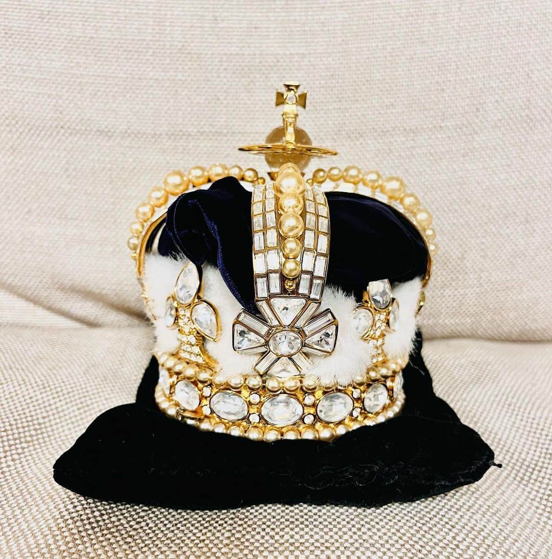千秋さんのインスタグラム写真 - (千秋Instagram)「イギリス王室の戴冠式、物語みたいなことがこの現代にあるの、なんか凄いと思っちゃった👑 これは我が家の王冠👸🏻 #viviennewestwood」5月7日 19時01分 - chiaki77777