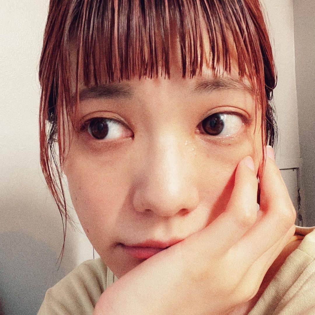 石川瑠利子のインスタグラム：「. 前髪を短くしました🙈❣️ 髪の毛は順調に？伸ばしてます🥹 肩くらいまで頑張って伸ばしてパーマかけたい🫣 ここで言っておけば伸ばせるかなぁって👀 無理かなぁ😇😇😇笑」