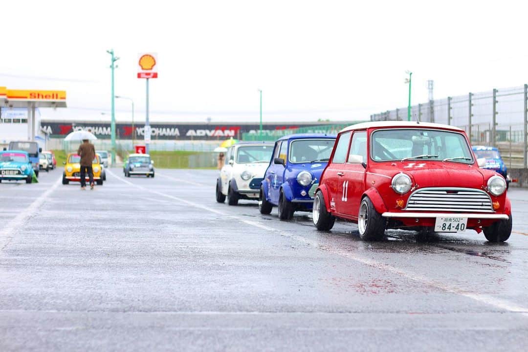 五十嵐みささんのインスタグラム写真 - (五十嵐みさInstagram)「. 今日は筑波サーキットにて SUPER BATTLE of MINI 第2戦が行われ、今回もレースクイーンとして立たせていただきました✨ . 悪天候の中、参加されたみなさまお疲れ様でした🚗 色んなカラーの車があって可愛かった〜🫶 . 次戦は晴れますように🙏🌞 . #筑波サーキット#レースクイーン#racequeen#三和トレーディング#モータースポーツ#mini#サーキット#コスチューム#レース」5月7日 19時02分 - misa_1228