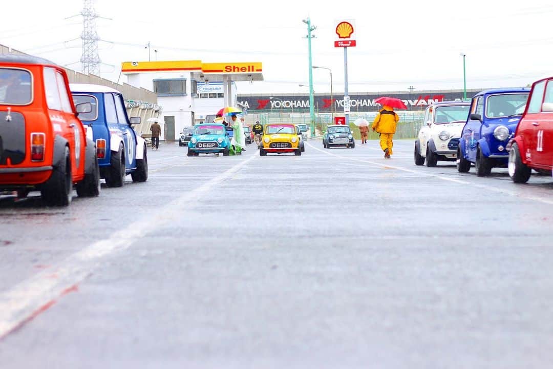 五十嵐みささんのインスタグラム写真 - (五十嵐みさInstagram)「. 今日は筑波サーキットにて SUPER BATTLE of MINI 第2戦が行われ、今回もレースクイーンとして立たせていただきました✨ . 悪天候の中、参加されたみなさまお疲れ様でした🚗 色んなカラーの車があって可愛かった〜🫶 . 次戦は晴れますように🙏🌞 . #筑波サーキット#レースクイーン#racequeen#三和トレーディング#モータースポーツ#mini#サーキット#コスチューム#レース」5月7日 19時02分 - misa_1228