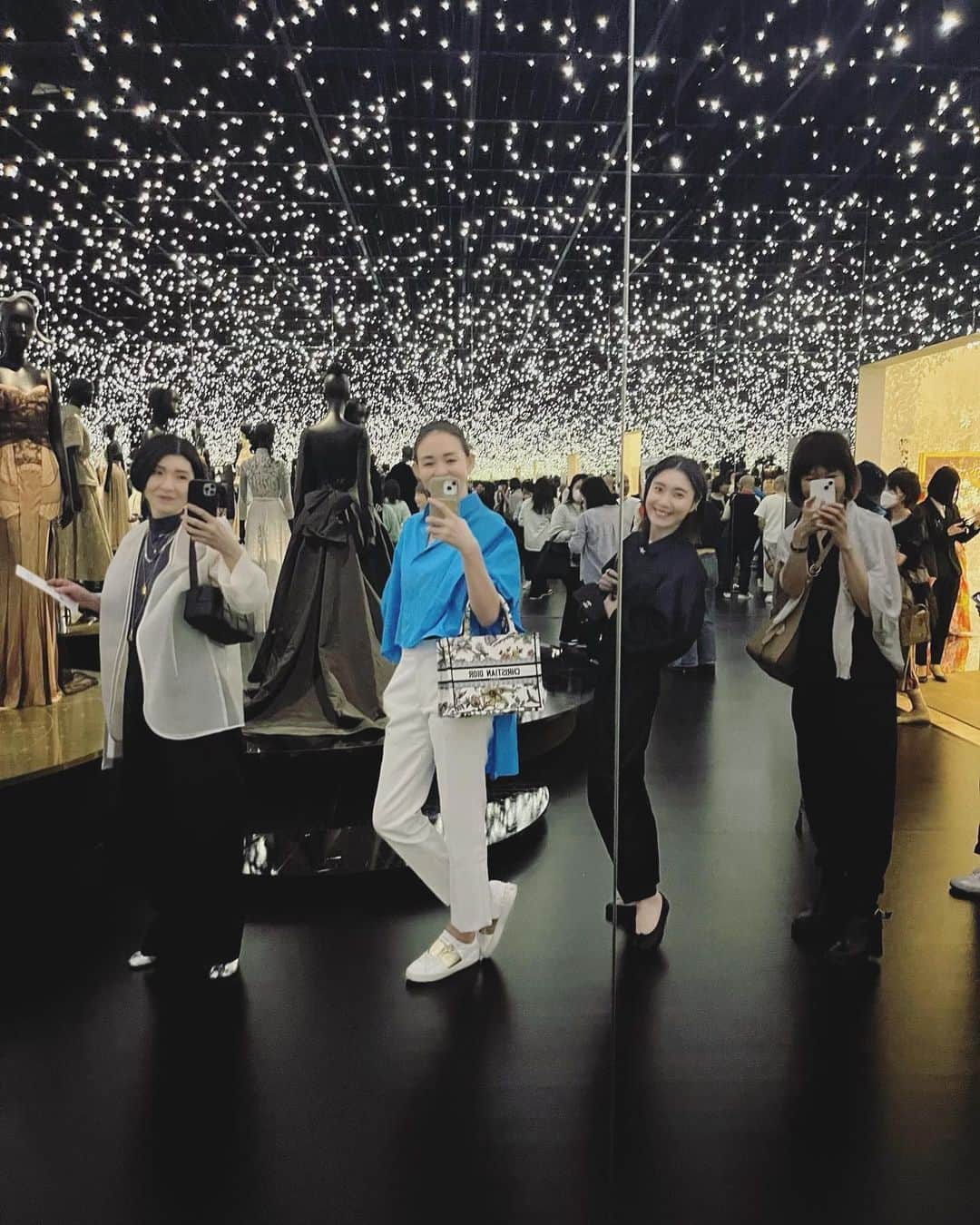 東原妙子のインスタグラム：「🌹 「クリスチャン・ディオール 夢のクチュリエ」展 @dior   圧巻のドレスの美しさはもちろん 日本人アーティストとのコラボレーションや テーマ性がひと目で伝わる感動的な空間演出に ファッションの展覧会というより ドキュメンタリー映画を観たような気持ちに😭✨  よく晴れた日に ピュアで感受性豊かな人たちと一緒に回れて とても楽しく心地よかった🫶  連休明けはいつも社会復帰できるか不安になるけど おかげで、よし明日からまた頑張るかぁ と思えています💪  #christiandior #dior展#クリスチャンディオール夢のクチュリエ展 #東京都現代美術館」