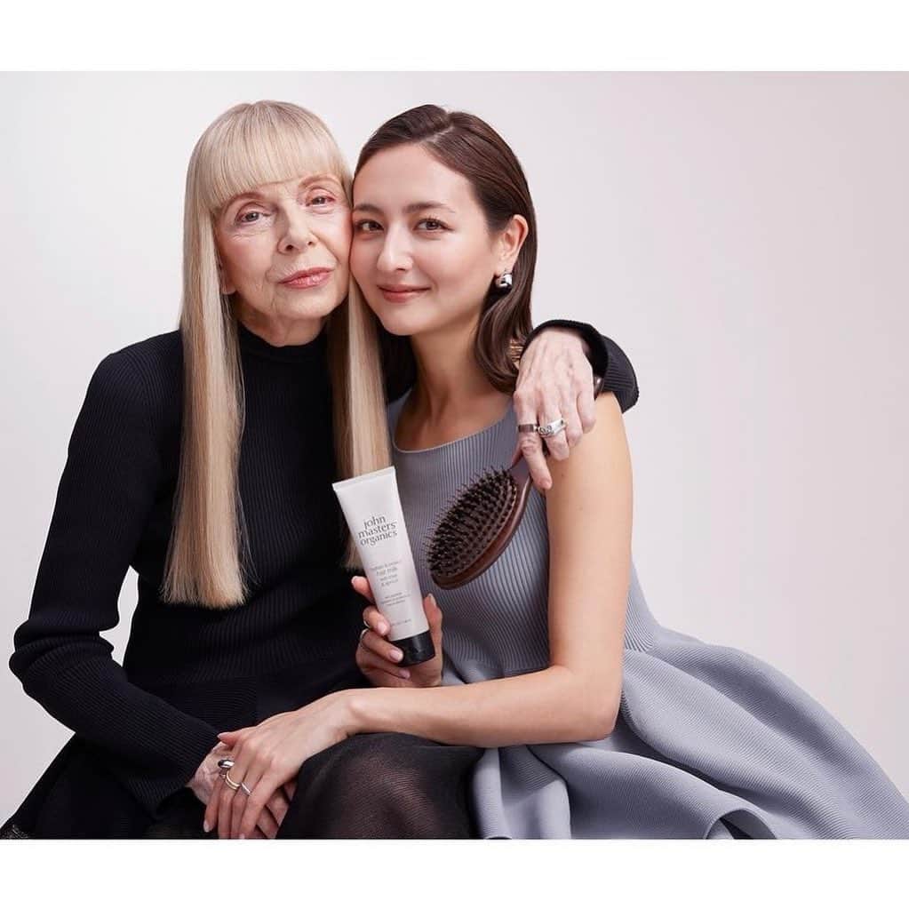 のインスタグラム：「john masters organics  親子の絆を紡ぐ「ジョンマスターオーガニック」 with mother @maxinevancliffe 🤍  P:#奥脇孝典 氏 @takanoriokuwaki  S:#川崎玲美 氏 @remi_kawasaki_  HM:#Tori 氏 @torivomit   @johnmastersorganics_japan  #johnmastersorganics」