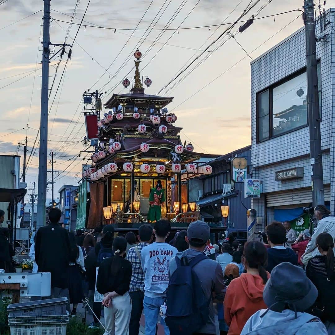 池澤あやかさんのインスタグラム写真 - (池澤あやかInstagram)「今年のGWは、中山道・街道歩きをしていました。 中山道は江戸の日本橋と京都の三条大橋間を繋ぐ街道のこと。関東から何回かに分けてコツコツ歩いていて、今回がラストスパート。今回は岐阜の加納宿から三条大橋まで歩きました。  街道歩きは山登りと違い、古い道や宿が保存されている地域もあれば、住宅街や繁華街になっていたり、国道になっていたり、はたまた山や森を通ることもあり、景色が変わりゆくので面白いです。  1日30km前後の距離を歩くのはなかなかハードでしたが、5日間でなんとか三条大橋まで歩ききりました！身体中が筋肉痛で痛いです。  📷 今回いちばん景色が綺麗だった醒井宿 📷 垂井宿で偶然開催されていたお祭り。山車の上で子ども歌舞伎が行われていました。 📷 今須宿の一里塚。江戸時代は街道に沿って一里ごとにこういう塚があったらしい。 📷 ゴールの京都の三条大橋。工事中！  #中山道 #街道歩き #ロングトレイル」5月7日 19時03分 - ikeay