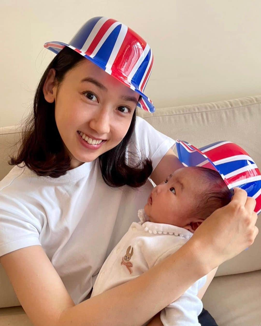 松原汐織のインスタグラム：「Happy coronation day👑 We celebrated this BIG DAY of His Majesty King Charles at home❤️❤️❤️  町中がお祝いムード一色のチャールズ新国王の戴冠式。この1ヶ月は沢山の国旗を目にしました🇬🇧 我が家は３人でTESCOで買った帽子を被って(笑)、TVの前でお祝いしました💂🏻💕  ー #newbaby #baby #babygirl #newmom #lovemyfam  #2months #12weeks  #coronation #kingcharles #royalfamily  #london #thisislondon #londonlife #mum #mumofagirl  #出産 #海外出産 #女の子ママ  #海外子育て #イギリス子育て #ロンドン子育て  #戴冠式　#チャールズ国王　 #ロンドン #ロンドン生活 #ロンドン在住  #shioriinlondon2023 ー」