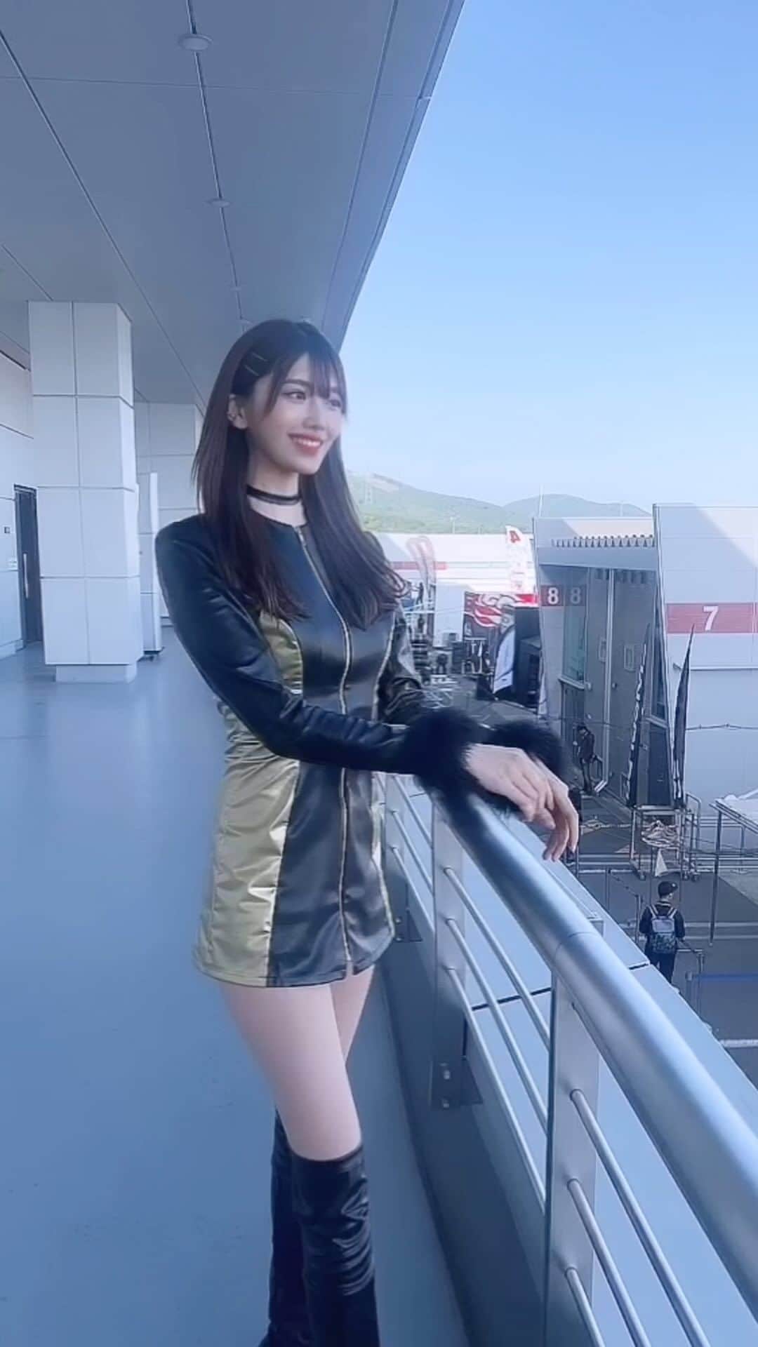 SHINTANITOUKOのインスタグラム：「GW終わっちゃうので記念に動画載せておきます笑 明日からまた頑張ろ🥹🥹   #supergt #gt300 #6号車 #teamlemans #チームルマン #エムゼス東京 #mzes #レース #race #レースクイーン #racequeen #コスチューム #セクシー #sexy #サーキット #高身長女子 #black #gold #dobot #富士 #富士スピードウェイ #スタイル #style #170cm#全身 #ブーツ #脚  #ニーハイ #ロングブーツ」