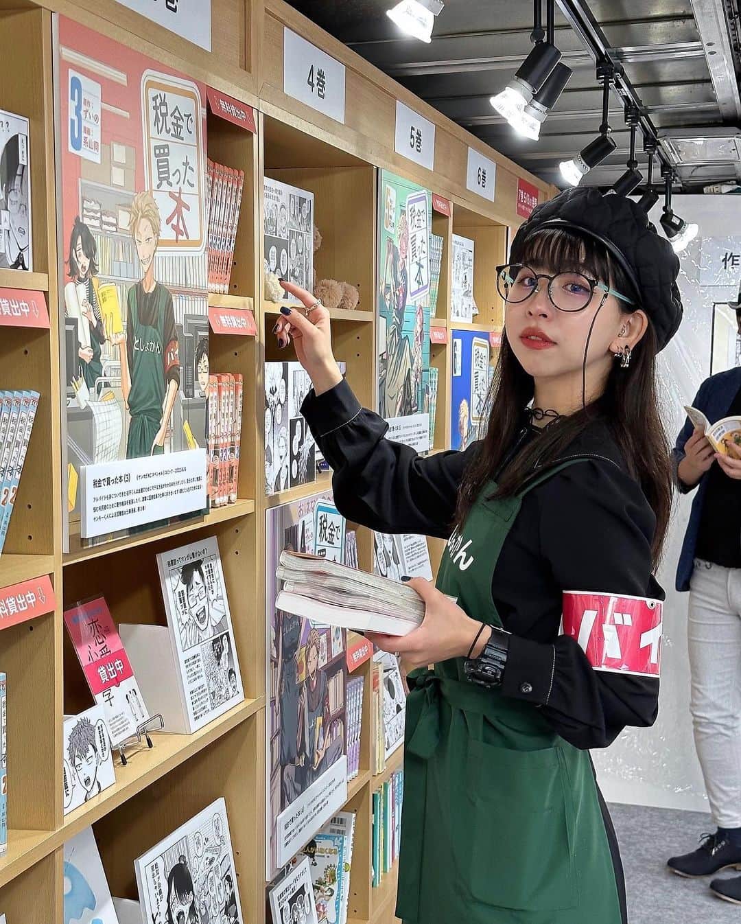 とくいちょまのインスタグラム：「図書館へ行きたくなる！！！ #税金で買った本 のイベントに行ってきた😙 サイコー！！！  今まで知らなかった図書館のリアルな実情がギュッと詰まっている漫画で、一言で言うと「なるほど」と新鮮な発見を与えてくれる作品！  ((元々図書館好きで利用カードも作っているんだけど、更に好きになった😚すぐ行きたい笑))  単なるお仕事モノではなく、登場人物全員がすごくいい味を出しているところもこの作品の魅力なのჱ̒^._.^)  明日発売の7巻も読めて 感想カードも書いちゃった！照  ヤンマガWebでは 今だけ2巻分無料で読めるので是非〜◎  エプロン姿イケてるჱ̒^._.^)笑」
