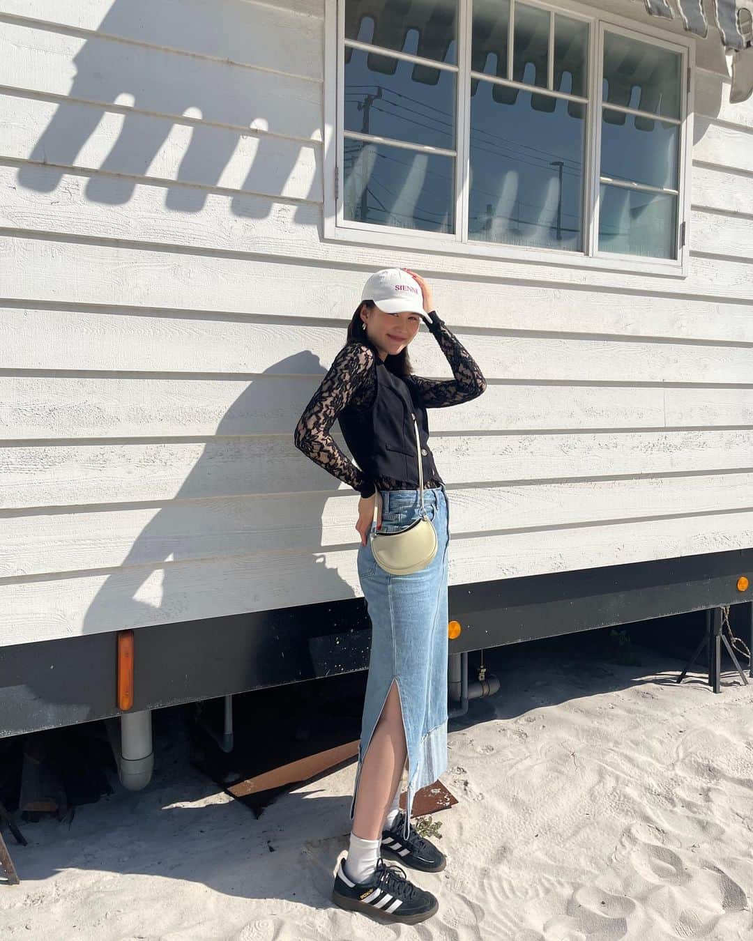 藤本林花美愛さんのインスタグラム写真 - (藤本林花美愛Instagram)「Summer vibes⛱️  Tops: my sister’s hand me down🖤 Vest: @hm  Skirt: @jouetie_official  Shoes: @adidasoriginals  Cap: @sienne.official」5月7日 19時11分 - lily_1001_official