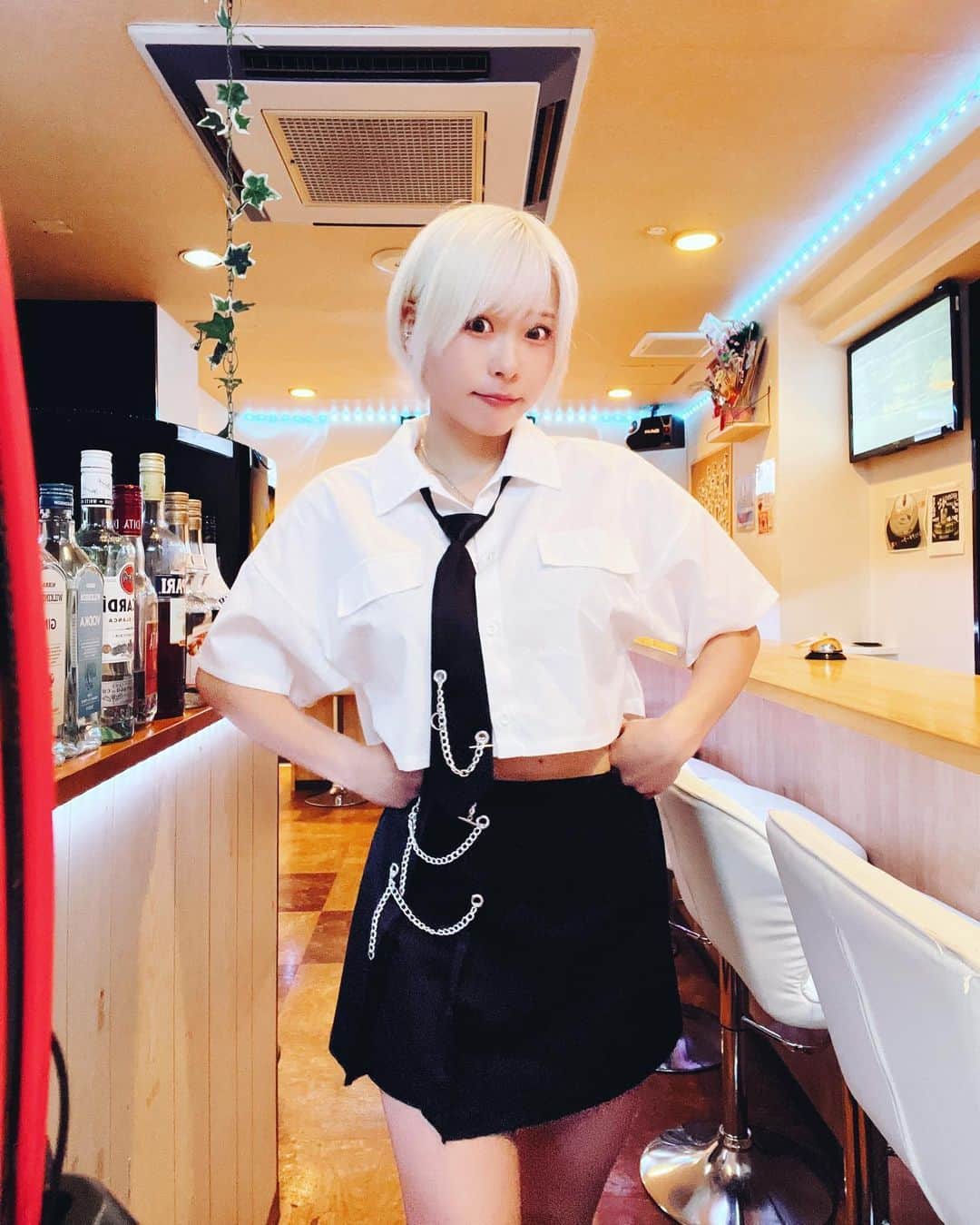 塚田綾佳のインスタグラム：「GWラストイベント❤︎ reveオフ会ありがとう〜〜‼︎🍻  久しぶりにきたreve＼(^o^)／  カンパイ〜🫣🍻🍻  手作りお通しは、ちくわの磯辺揚げと、長芋とエレンギのガリバタ醤油ステーキでした🫶💓  普段はあまりお話できないから たくさんお話出来て嬉しかったぁ( ˊᗜˋ)(ˊᗜˋ)(ˊᗜˋ )💓💓  また開催するね~~~!!♪  ー #ガールズバーreve #あやぽんオフ会 #あやぽんcooking #サブカル女子 #サブカル #サブカルファッション　#あやぽんコーデ #金髪ショート」