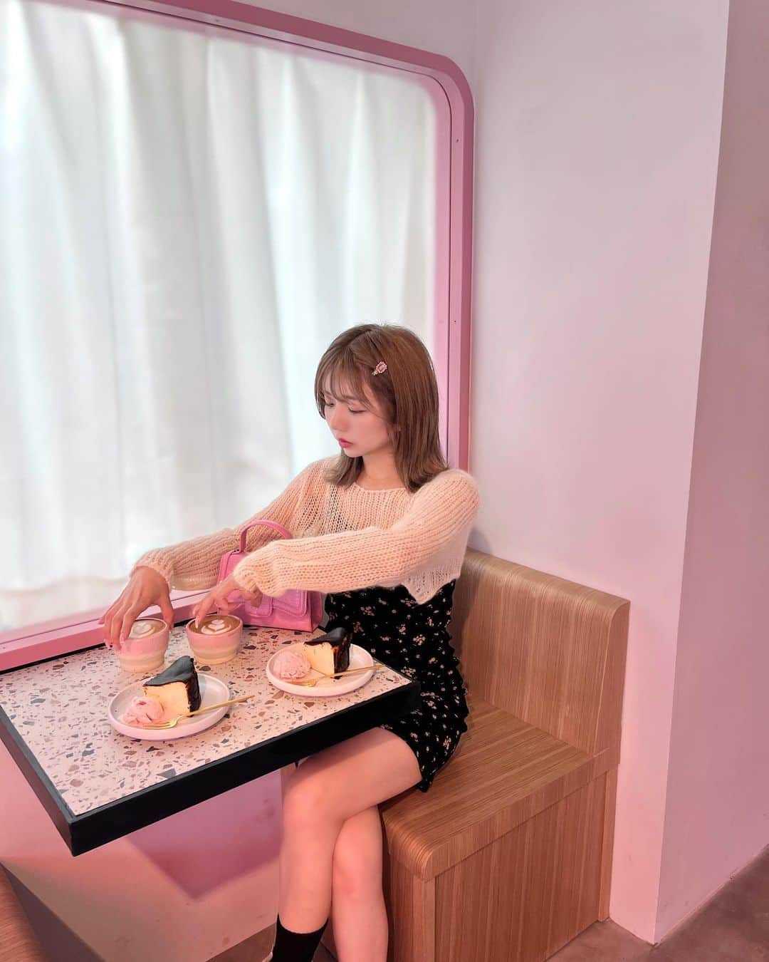 エリンコさんのインスタグラム写真 - (エリンコInstagram)「💞💕💓💖 . 4/29に代官山に新しく オープンしたカフェ @sophiacoffee.jp 🌸 . 久しぶりにピンク💞 やっぱりピンクの空間ってカワイイ💘 . ここの座った席が1番可愛いくて 座りたいーって思ってたら、 お写真専用の場所にしてくれてて 順番が来たら撮らせてもらえたよ🎀 . ちょうどもってたバッグと ピッタリだった🛍💕 . #代官山 #代官山カフェ #ピンクカフェ #pink #pinkcafe #newopen #ニューオープン #grl #grl購入品 #grlコーデ #グレイル #グレイル購入品 #グレイルコーデ #epine #エピヌ #liqumu #东京 #时尚潮流 #可爱的 #えりんコーデ #えりんこヘアアレンジ #えりんこカフェ巡り#東京カフェ #東京スイーツ #カフェ巡り #カフェ #東京カフェ巡り #tokyo」5月7日 19時12分 - erinko0315