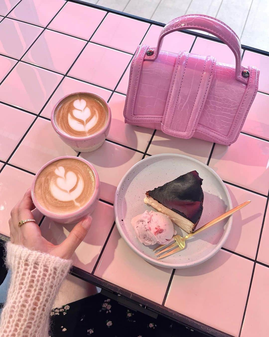 エリンコさんのインスタグラム写真 - (エリンコInstagram)「💞💕💓💖 . 4/29に代官山に新しく オープンしたカフェ @sophiacoffee.jp 🌸 . 久しぶりにピンク💞 やっぱりピンクの空間ってカワイイ💘 . ここの座った席が1番可愛いくて 座りたいーって思ってたら、 お写真専用の場所にしてくれてて 順番が来たら撮らせてもらえたよ🎀 . ちょうどもってたバッグと ピッタリだった🛍💕 . #代官山 #代官山カフェ #ピンクカフェ #pink #pinkcafe #newopen #ニューオープン #grl #grl購入品 #grlコーデ #グレイル #グレイル購入品 #グレイルコーデ #epine #エピヌ #liqumu #东京 #时尚潮流 #可爱的 #えりんコーデ #えりんこヘアアレンジ #えりんこカフェ巡り#東京カフェ #東京スイーツ #カフェ巡り #カフェ #東京カフェ巡り #tokyo」5月7日 19時12分 - erinko0315