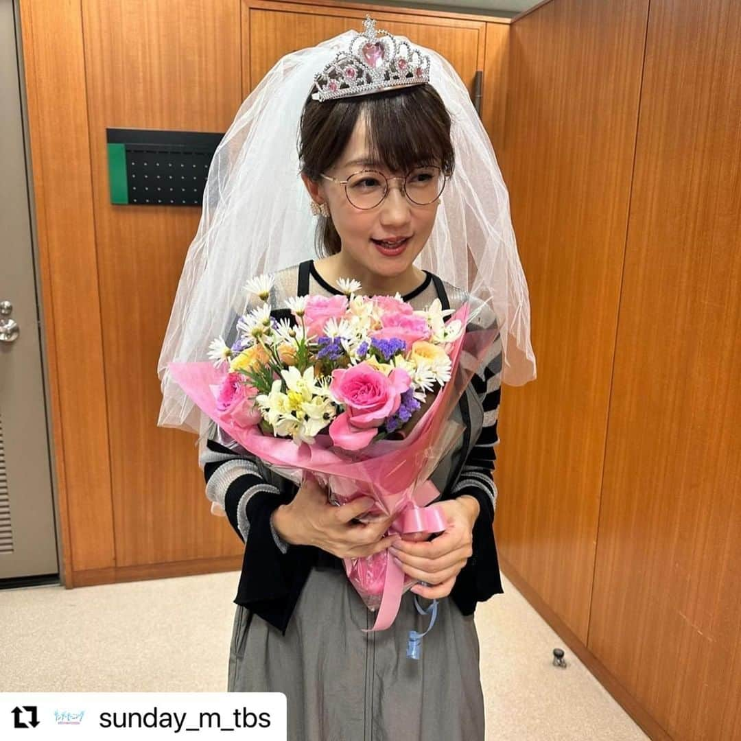 唐橋ユミさんのインスタグラム写真 - (唐橋ユミInstagram)「サンデーモーニング インスタより ↓ sunday_m_tbs 8時間 5月7日のサンデーモーニング 「週刊御意見番」は初登場の森繁和さんとアメリカから戻ってきた上原浩治さんでした!! プロ野球では森さんが中日の監督時代に連れてきたマルティネ ス投手が100セーブを達成後 森さんも思わずニッコリ!! サッカーではACLで浦和レッズが3度目の優勝●色 浦和の熱気が高まってました!!合 メジャーでは吉田正尚選手が絶好調!! 上原さんも所属したレッドソックスで大活躍中ですね もう一枚の写真は上原さんとスタッフで唐橋さんのご結婚をお祝いした時の一枚です( この模様は近日 YouTubeで公開します!! お楽しみに>」5月7日 19時14分 - yumikarahashi