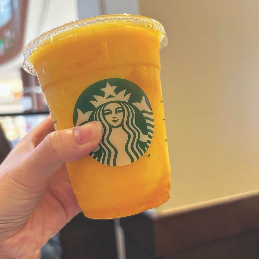 のインスタグラム：「妊婦おすすめカスタム🍹 ノンカフェインで飲めるフラペチーノ🧸  マンゴーパッションティーフラペチーノ の パッションティー抜き ホワイトモカシロップ追加 です🐶  これするとマンゴーフラペチーノなのに 白桃フラペチーノになります👍  マンゴーに飽きたらこれがおすすめ🤤  #starbucks #スタバ #スタバカスタム #フラペチーノ #おすすめ #プレママ #妊娠中 #ノンカフェイン #妊婦ごはん #妊娠中の食事」