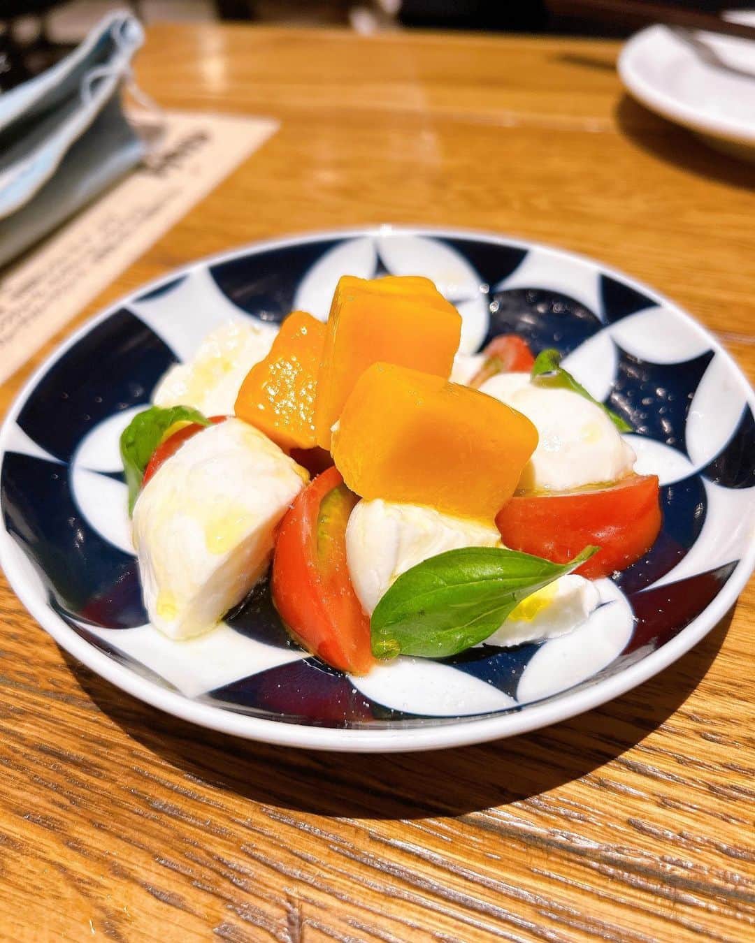 雪音まりな（まーりん）さんのインスタグラム写真 - (雪音まりな（まーりん）Instagram)「橋本駅からすぐにある @dra7_hashimoto  さんにお邪魔してきました✨今回頂いたのは、飲み放題付きの8品満喫コース💓名物は国産牛を使ったフィレ肉のステーキとしらすをその場でたっぷりとかけて頂けるペペロンチーノだそうです。もうね、めちゃくちゃ美味しかったです😭‼️特にステーキは絶対に食べてほしいです。カジュアルイタリアンと一言で言っては勿体無いくらいのクオリティ。サラダやカプレーゼなどの前菜から、ポテトやアヒージョなどの温かいお料理まで、どれも工夫が施されていて他では頂けないお味が楽しめます。個人的には写真2枚目のタルトフランベ（薄焼きのおつまみピザのような）がツボでした。お酒に合う絶品のお味！来たらぜひ頼んで頂きたいです。 お店の内装も本棚があったり、ゆったりできるソファ席などがあったり、とても綺麗で落ち着ける空間でした💮 何より店員さんがどなたも本当に感じよく、終始気持ちよく過ごすことができました。また必ず行きます💪 . . . PR @dra7_hashimoto #イタリアンバル #神奈川グルメ #ドラセブン #橋本イタリアン #おしゃれバル #ドラセブン橋本 #橋本グルメ #相模原グルメ」5月7日 19時16分 - yukine_dayo