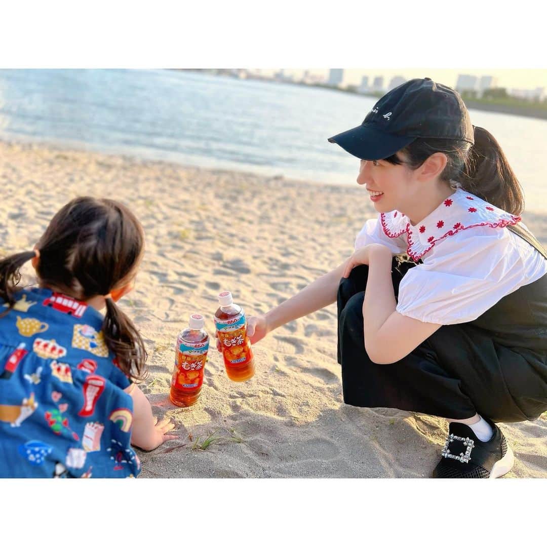 徳山沙季さんのインスタグラム写真 - (徳山沙季Instagram)「. 子どもたちと一緒に外遊びをすることが多いですが、これからの暑い時期心配なのが 汗をかくと水分一緒にミネラルの失われてしまうことです。。 我が家は手軽に水分＆ミネラルを補給できる健康ミネラルむぎちゃを持ち歩いています♩ GWはビーチに遊びに行ったので、この日も持っていきました🏖 体の健康維持に必要な5大栄養素の1つであるミネラルが補給できます◎ . 無糖でカフェインゼロ、カロリーゼロ! 甘く香ばしい味わいなので、外遊び中だけでなくお食事にもピッタリなので おうちで飲むのもおすすめです。 一気飲みではなく、こまめに飲むように心がけています☀︎ たまひよ赤ちゃんグッズ大賞「麦茶部門」部門創設以来連続第1位✨ 家族みんなで安心・安全に飲むことができますよ☺︎ . . @39_editors #水分補給 #点滴飲み #ミネラルゴクゴク #健康ミネラルむぎ茶 #タイアップ #外遊び　#GW #子どものいる暮らし #二児ママ　#ママライフ」5月7日 19時16分 - saki.whitesnow