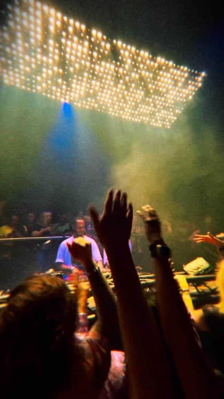 サネリー・ジェームズのインスタグラム：「Still thrilled about the energy and vibes during our solo show at the legendary Paradiso. We always wanted to do something special inside that beautiful venue in our hometown and this was the right time. Thank you so much for the massive support and love! We see you! ♥️♥️♥️  🎥 : @shotbymarijn」