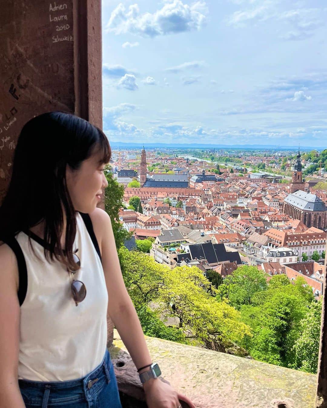 kitamayuuのインスタグラム：「Heidelberg 街並みも素敵だったけど お城からの景色が最高だった！ . . . ドイツの定番料理の シュニッツェルが美味しかったああ！🤤 . . #ハイデルベルク #ドイツ生活」