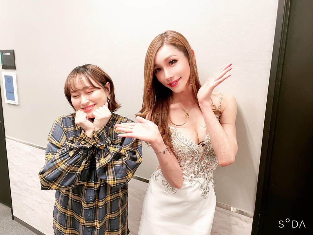のインスタグラム：「こんばんみ。 やっとお休みょー🤩 が、新ショーのリハが明日で、 やる事山積み。。。  #ジロジロ有吉 見逃した方は是非Tverで✨  #有吉じゃぽん  #丸山礼　ちゃんと💖 #ひげガール #歌舞伎町 #ニューハーフ」