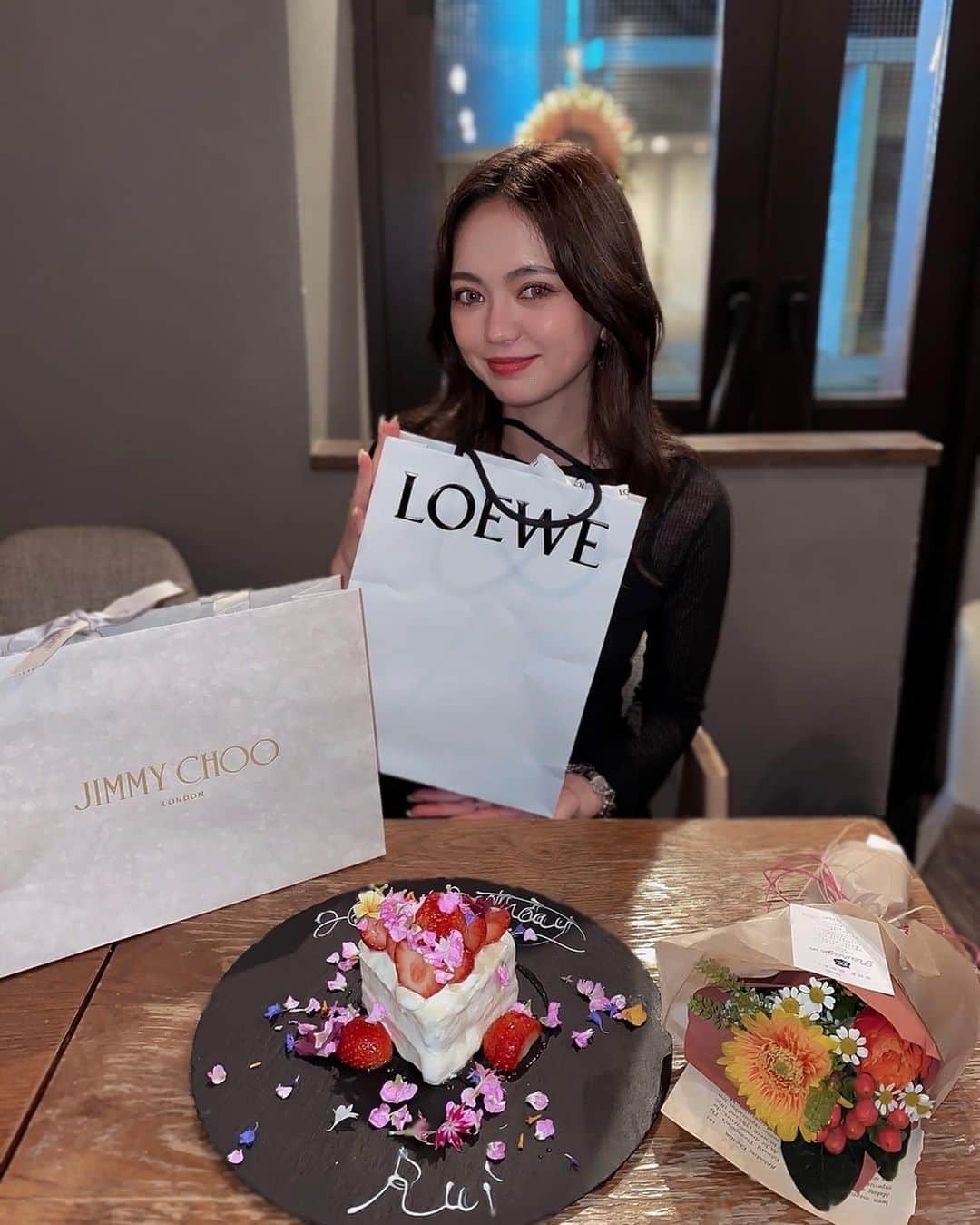 のインスタグラム：「🎂🎀🎈✨  昨日5/6でレベル30になりましたっ♡ ついに30歳の世界に突入🌍笑  たくさんお祝いしてもらっちゃって🥲 そしてメッセージも本当にありがとうございます🥹 （返信できてなさすぎてごめんなさい この後1通1通心を込めて連絡させてもらいます💌笑）  20代に悔いなし！って自信を持って言えるくらい（むしろキャパオーバーなくらいw）お仕事に遊びにも全力でたくさんの経験をさせてもらいました🙏💖✨  30代も元気でハッピーに過ごしてくれたら それ以外望むことはないよっ と言ってくれる両親にまじ感謝😭🙏笑  HAPPYな1年そして30代にすることはもちろん🌈 人に幸せをたくさん与えられるような 人間になりたいですがんばりますっ🧚✨笑  産んでくれた両親と家族 だいすきな友達 いつもお世話になってる お仕事関係者のみなさま SNS見てくれてるフォロワーさま これを読んでくれてるそこのあなたっ笑 関わってくれてる全ての方々 いつも本当にありがとうございます🌼  30代のおおぬまもどうぞ よろしくお願い致します🙇‍♀️🩵 みーんならぶ🫶笑  2023.05.06  #mybday #happybirthday #Level30」