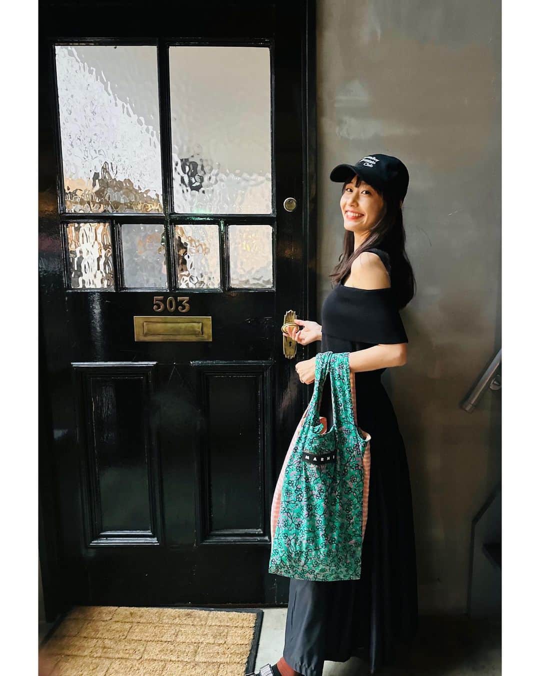 菊井彰子のインスタグラム：「🖤💚🤍  今日は雨がすごいしなぁっ〰️て思ったら 真っ黒コーデになっていたので☔️ トートバック&靴下で派手目チョイス🤣  GW終わっちゃって寂しい😔 👧とほどよく予定をいれつつ、朝寝坊したり夜更かししたりのんびりもできてなんだか幸せな毎日でした✨（もっとしんどーってなる予定だったので予想外🤣）  皆さんはどんなGWだったかなー♪  明日から通常モードの方が多いのかな❓ またそれぞれがんばろーーね😋  ・ ・ ・ ・ ・ #オールブラックコーデ  #allblackoutfit  #ブラックコーデ  #黒コーデ  #雨の日コーデ　 #3歳女の子ママ  #ママコーデ  #ママコーディネート  #女の子ママ #女の子のママ  #ママファッション  #mamafashion #ootd #ootdfashion #ootdstyle」