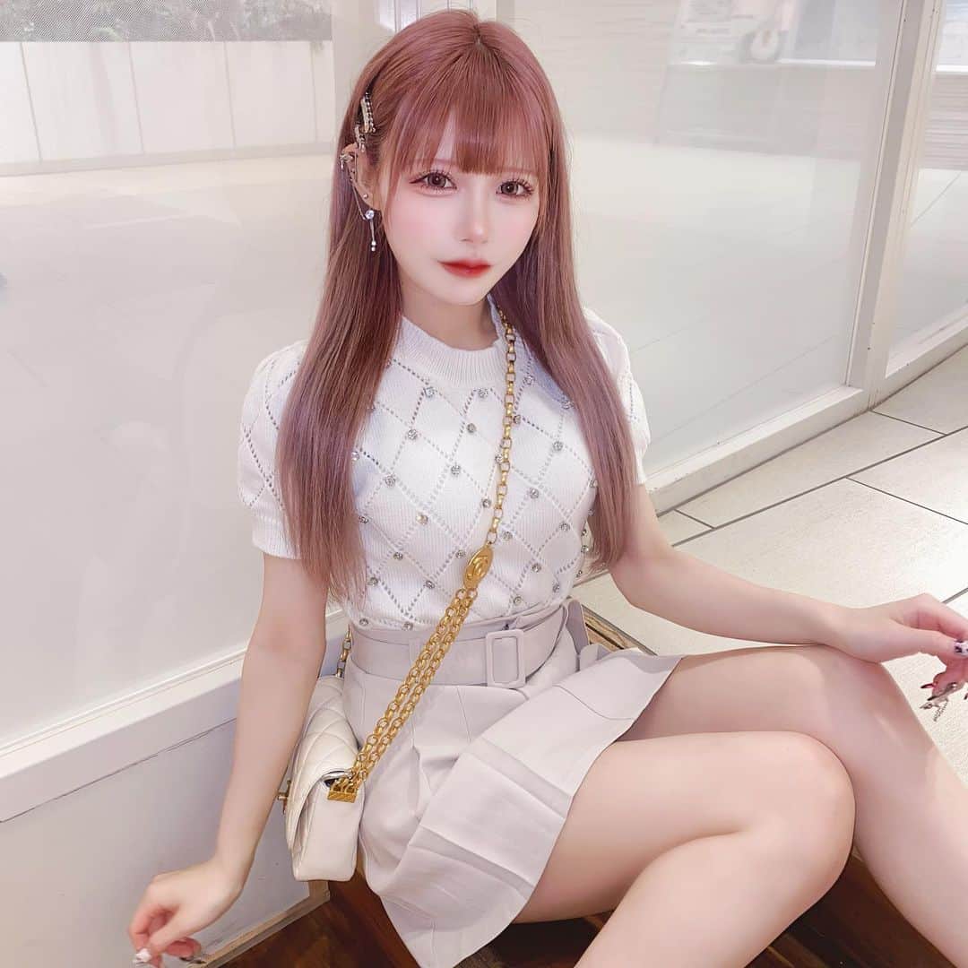 のインスタグラム：「✨🤍🫧🌙 ⁡ ⁡ ⁡ 雨の日はストレート🎶 この日のコーデお気に入り！ トップス　@selectshop.ecrea  キラキラのニットで半袖だからまだまだ着れる 最近迷ったらこれ着る⭐️ ⁡ スカート @grl_official  一枚持ってて絶対損はないスカート🎵 ベルトで締めれるから普段グレイル緩い子でも大丈夫🙆🏻‍♀️ 色も絶妙で何にでも合う⸜( ´ ꒳ ` )⸝ ⁡ ⁡ #selectshop#fashion#code#ootd#grl#grl購入品#grlコーデ#キラキラ#春服#夏服#グレイル#グレイル購入品#グレイルコーデ」