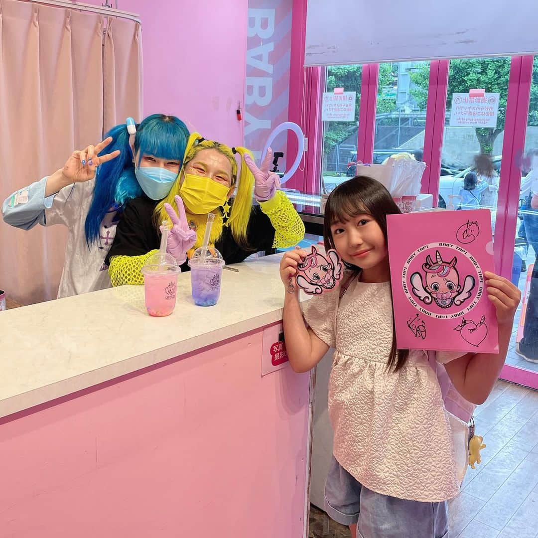 かなのインスタグラム：「． GWに杏奈念願のベビタピへ🦄🌈💕 @babytapi0824  ． 前日に調べたら整理券がないと入れないって見たから、 朝9時半に原宿に到着❣️ その時点ですんごーーい行列😳 ． しばらく並んだんだけど整理券配布前に美容院の時間になっちゃったから一旦抜けて💦 美容院が終わってからダメ元で行ってみたら、整理券配布は終わってて🥲 ． だけど店員さんが16時くらいから並べば🆓で入れるかもって教えてくれたので、再度チャレンジ🥹💖 ． 入れるってわかった時の杏奈の嬉しそうな顔ったら🤭💕 グッズを買ってサイン✍🏻も書いてもらって、 生の「ベビタッピ！♡」🥤💜 ． ちょうど朝買ったばかりのSuicaを入れるパスケースにサイン貰って本当に嬉しそうだった😆💖 ． @toyboy_daigo だーごくん💙 @gameboy_shindi しんぢくん💛 @ssshinako しなこちゃん🩷 みんな優しくて可愛かった〜🥰 ． いつもの癖で現金全然持ってなくて😂グッズも現金のみ、だったから残りはオンラインで購入したよ🥹🙏🏻 その場で買えなくてごめんだよ🥲🩷原宿は現金必須✍🏻という事を学びました🙈💕 ． ． #ベビタピ#ベビタピトーキョー#原宿#推し活#娘#小学生#gw」