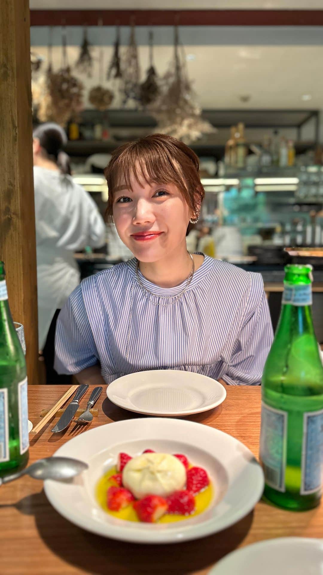 黒田りさのインスタグラム：「🍽️ #京都グルメ 京都嵐山で行ってみたかったお店 『儘 MAMA』 入店と同時に予約で満席になってた…！ 路面電車の嵐山駅から徒歩10分くらい。 ピザ窯で焼くピザがおいしかった🫶 薄めの生地に具材たっぷり！ 炭の香ばしさをたのしめたよ🍕✨  旬の素材そのものを活かす調理が得意なお店のようで 色も鮮やか、おしゃれに盛り付けられて届くから お料理が運ばれてくるたびに、わあ〜！って目も嬉しくなりました🌿  店内も居心地のよい洗練された空間で 女子会やデートで訪れている方々が多かったです✨  📍京都市西京区嵐山西一川町1-5  #京都#京都観光#京都旅行#京都ランチ#京都グルメ#京都ディナー#嵐山観光#嵐山ランチ#嵐山グルメ#嵐山ディナー#嵐山デート#嵐山食べ歩き#儘mama #儘 #kyoto#arashiyama#京都おでかけ」