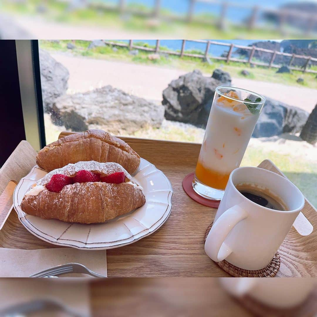 志村玲那さんのインスタグラム写真 - (志村玲那Instagram)「#おしゃれなカフェ #行ってきたよー  #とってもおいしかった〜 #いちご大好き #オレンジミルク #飲んだよ #チェジュ島は #マンダリンオレンジ #オススメだよ #🍊 #🧡  #카페더라이트 #cafethelight #韓国 #韓国カフェ #koria #チェジュ島　#済州島 #jeju #cafe #オシャカフェ  #southkorea #southkoreatrip #southkoreatravel #springkorea #jejutrip #travelgram #travellover」5月7日 19時26分 - rena_shimura