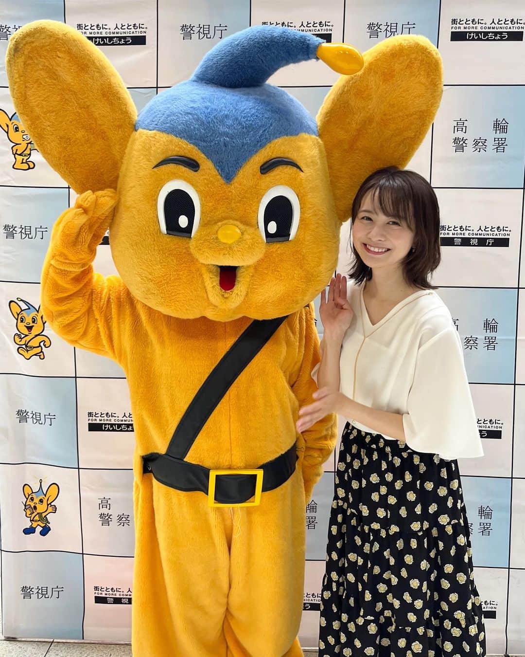 高見侑里さんのインスタグラム写真 - (高見侑里Instagram)「◡̈♥︎ 今日5/7(日)は、高輪警察署の「春の交通安全キャンペーン」に参加させていただきました👮 ⁡ お世話になった皆様が非常に温かく接してくださり、会場にお越しくださった皆様のお顔を拝見できたこともそうですし、ゴールデンウィーク最終日で様々なイベントがある中で報道陣の方々が取材に来てくださったこと、すべてがとても幸せで…🥰 ⁡ 東海大学付属高輪台高等学校吹奏楽部の皆様の演奏もすばらしかったです👏 ⁡ 交通安全については、今日は「安全な横断歩道の渡り方」と「自転車」について学びました💡 ⁡ 横断歩道は、渡る前に左右から車が来ていないか、車が止まったか、そして横断中も左右を確認しながら渡りましょう🚶 ⁡ また、皆様は「自転車安全利用五則」をご存知でしょうか？ ⁡ ①車道が原則、左側を通行 歩道は例外、歩行者を優先 ②交差点では信号と一時停止を守って、安全確認 ③夜間はライトを点灯 ④飲酒運転は禁止 ⑤ヘルメットを着用 ⁡ 特にヘルメットは、自転車利用時の着用が今年の４月から努力義務化されています🙏 ⁡ ヘルメットは重いイメージがありましたが、今日着用させていただいたものは、とっても軽くて驚きました😳 ⁡ 自転車を利用される方もそうでない方も、歩行者の方も、車を運転される方も、皆さんがそれぞれのルールを認識し、守り、安全に暮らしていけたら良いですよね✨ ⁡ #春の交通安全キャンペーン #ピーポくんもお疲れ様でした * トップス＆スカート…#cawaii ピアス…#taocollection」5月7日 19時29分 - yuri_takami_official